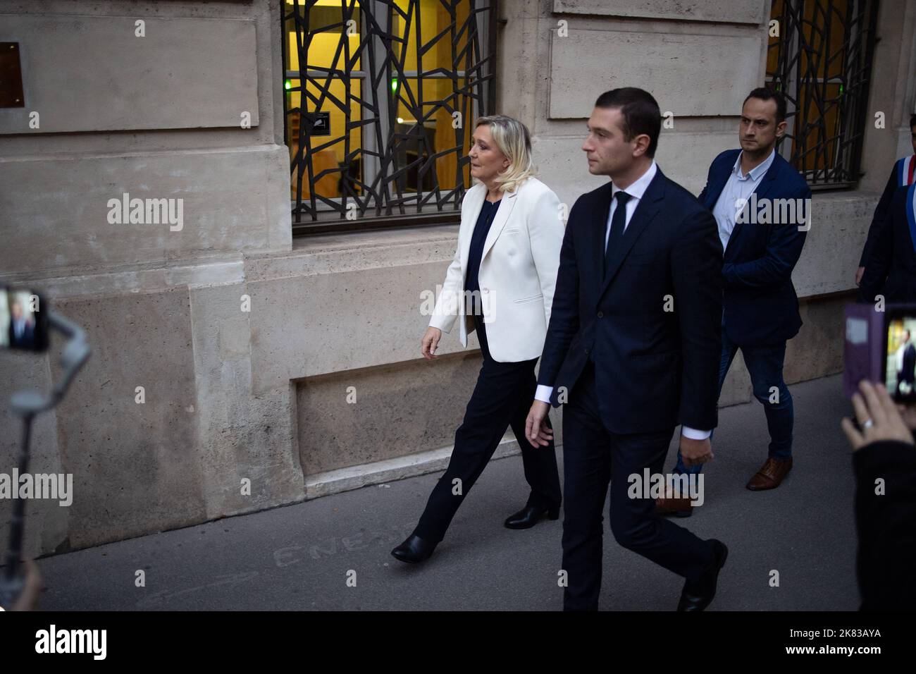 Paris, Frankreich. 20. Oktober 2022. Die Vorsitzende der französischen rechtsextremen Partei Rassemblement National (RN) und Abgeordnete Marine Le Pen, der Abgeordnete des RN, Jordan Bardella, verlässt das Haus, nachdem die Abgeordneten der RN eine Schweigeminute für ein 12-jähriges Schulmädchen namens Lola halten, dessen Leichnam am 20. Oktober 2022 in einem Kofferraum im Pariser Bezirk 19. entdeckt wurde. Der verletzte Leichnam des Opfers, der nach französischem Recht nur als Lola identifiziert wurde, wurde in einer Plastikbox gefunden, nachdem er letzte Woche in Nordost-Paris vermisst wurde. Eine 24-jährige Frau aus Algerien wurde schnell als Hauptverdächtige identifiziert und inhaftiert. Die Polizei hat sh Stockfoto