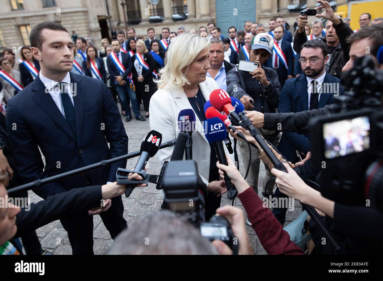 Paris, Frankreich. 20. Oktober 2022. Die französische rechtsextreme Partei Rassemblement National (RN) und Abgeordnete Marine Le Pen, der Abgeordnete des RN Jordan Bardella, spricht zu der Presse, nachdem die Abgeordneten des RN eine Schweigeminute für ein 12-jähriges Schulmädchen namens Lola halten, dessen Körper in einem Kofferraum im Pariser Bezirk 19. entdeckt wurde, Am 20. Oktober 2022. Der verletzte Leichnam des Opfers, der nach französischem Recht nur als Lola identifiziert wurde, wurde in einer Plastikbox gefunden, nachdem er letzte Woche in Nordost-Paris vermisst wurde. Eine 24-jährige Frau aus Algerien wurde schnell als Hauptverdächtige identifiziert und inhaftiert. Die Polizei hat es Stockfoto