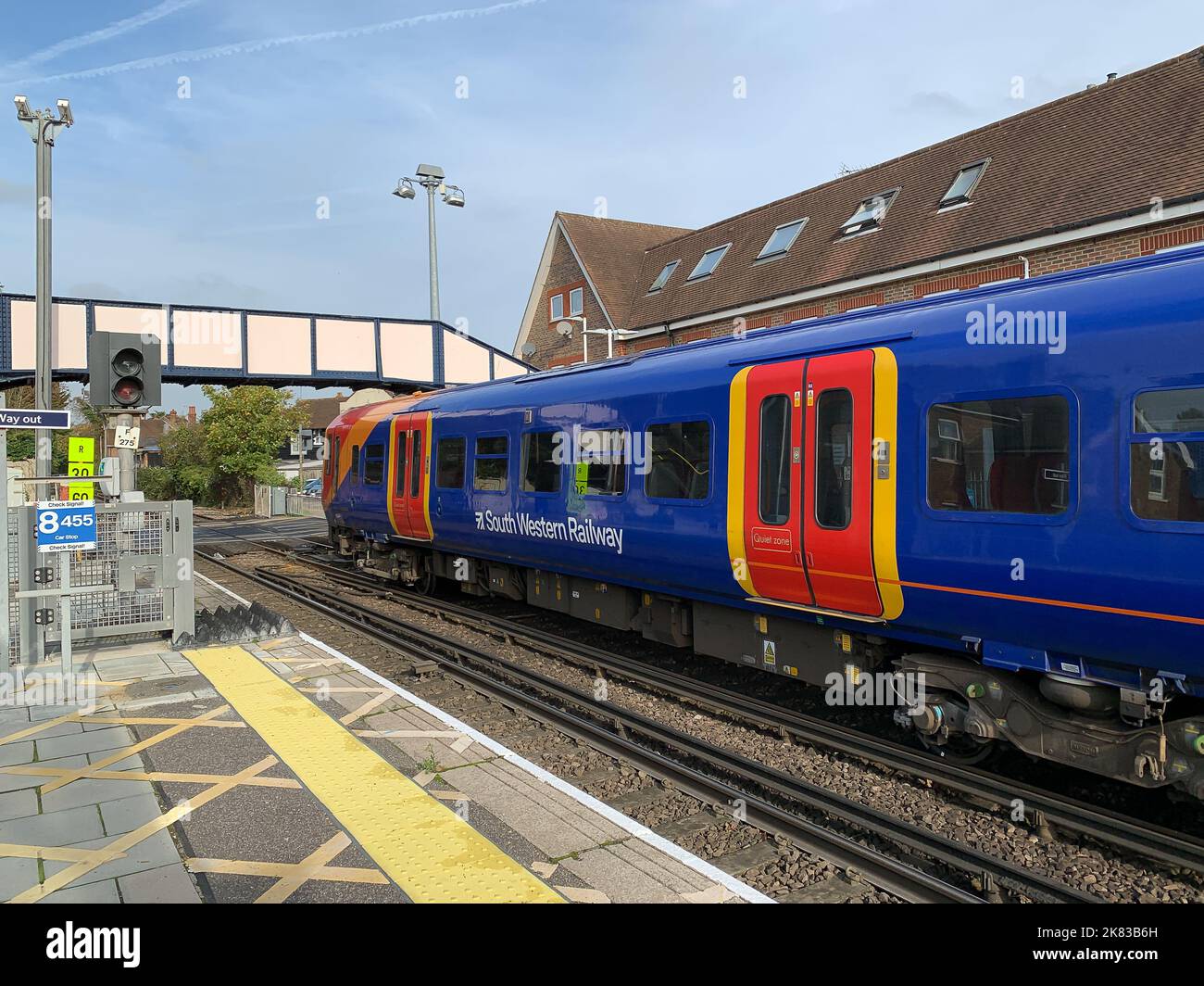 Datchet, UK. 19.. Oktober 2022. Ein Zug der South Western Railway am Bahnhof Datchet. Die RMT hat angekündigt, dass am 3.., 5.. Und 7.. November 2022 weitere Streiks auf der Schiene stattfinden werden. Die Bahnmitarbeiter streiken über Bezahlung, Arbeitsplatzverluste und geplante Schließung von Fahrkartenbüros. Quelle: Maureen McLean/Alamy Stockfoto