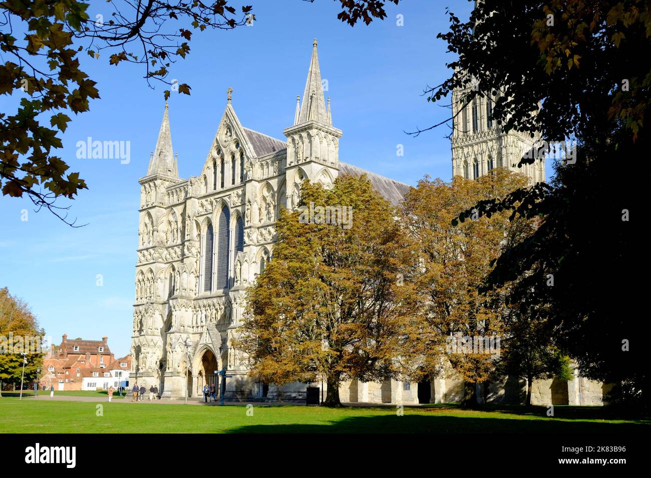 Ein Herbsttag in Salisbury, einer Stadt in Wiltshire, Großbritannien. Kathedrale Von Salisbury Stockfoto