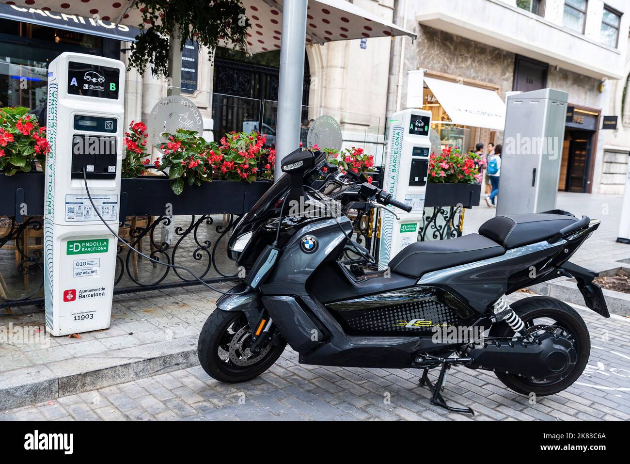 Barcelona, Spanien - 3. Oktober 2022: BMW Elektromotorrad lädt die Batterie in der Diagonal Avenue, einer Einkaufsstraße von Barcelona, Katalonien, Spanien Stockfoto