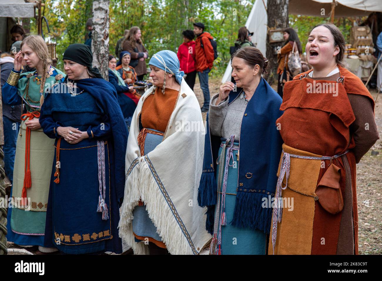 Re-enactor Frauen in eisenzeitlicher Kleidung auf dem Pukkisaari Iron Age Market re-enactment in Vähä-Meilahti dsitrict aus Helsinki, Finnland Stockfoto