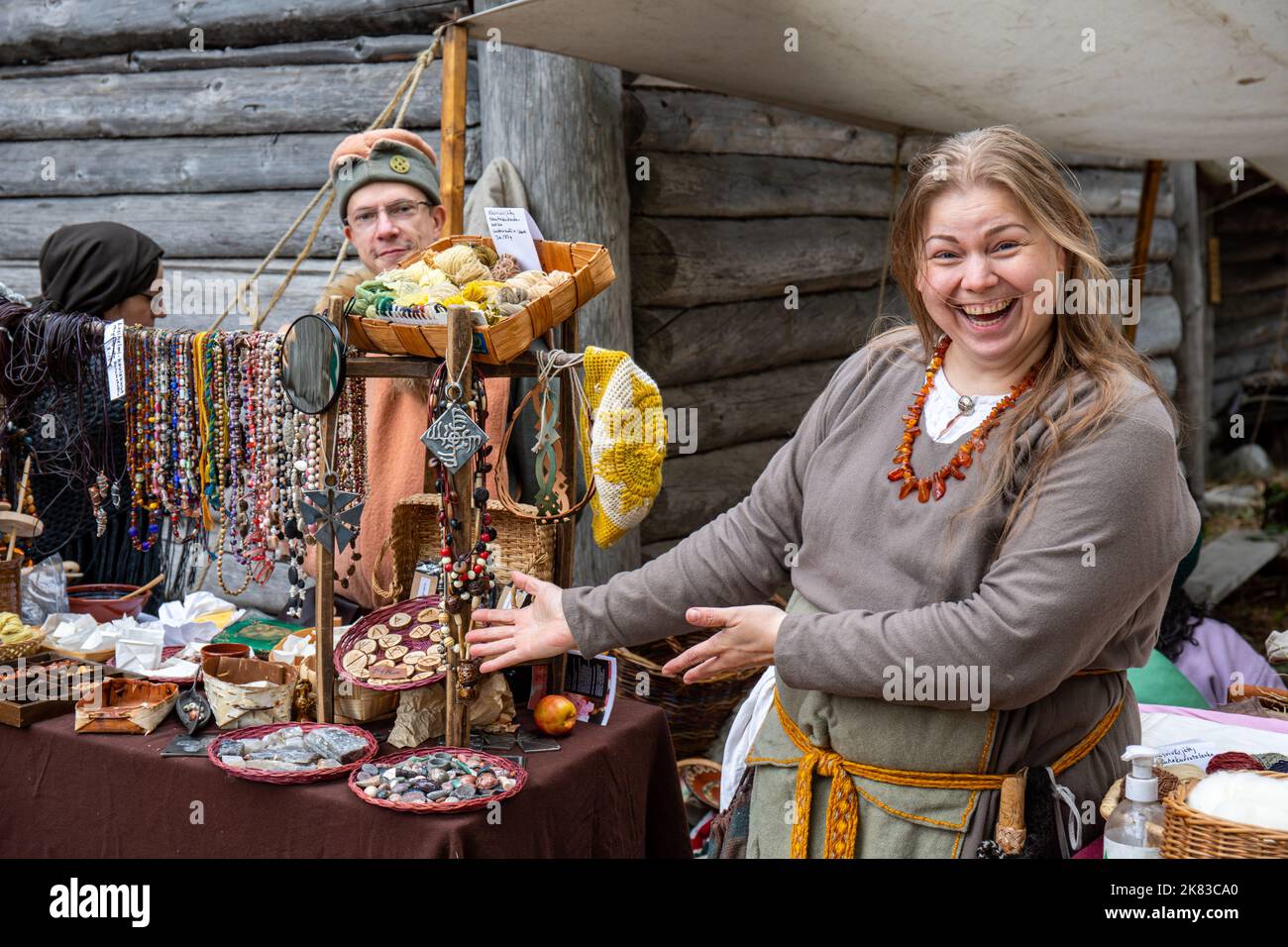Kunsthandwerkerhändler präsentiert Kunsthandwerk auf dem Pukkisaari Eisenzeit-Markt Nachstellung im Vähä-Meilahti Bezirk in Helsinki, Finnland Stockfoto