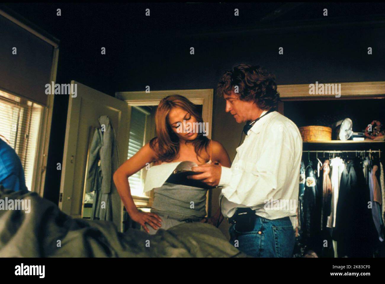 Jennifer Lopez & Luis Mandoki Film: Angel Eyes (USA 2001) Charaktere: Sharon Pogue & Regie: Luis Mandoki 15 May 2001 **WARNUNG** Dieses Foto ist nur für redaktionelle Zwecke bestimmt und unterliegt dem Copyright von WARNER BROS. Und/oder des Fotografen, der von der Film- oder Produktionsfirma beauftragt wurde und nur durch Publikationen im Zusammenhang mit der Bewerbung des oben genannten Films reproduziert werden kann. Eine obligatorische Gutschrift an WARNER BROS. Ist erforderlich. Der Fotograf sollte auch bei Bekanntwerden des Fotos gutgeschrieben werden. Ohne schriftliche Genehmigung der Film Company kann keine kommerzielle Nutzung gewährt werden. Stockfoto