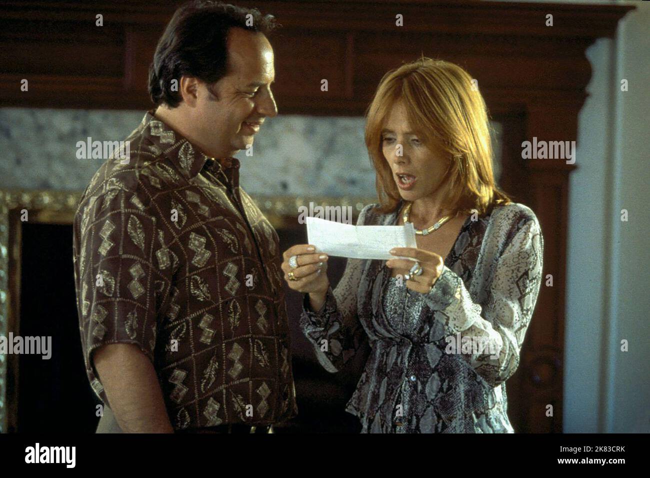 Jon Lovitz & Rosanna Arquette Film: Gute Ratschläge (2001) Charaktere: Barry Sherman & Cathy Sherman 01. November 2001 **WARNUNG** Dieses Foto ist nur für den redaktionellen Gebrauch bestimmt und unterliegt dem Copyright von HBO und/oder des Fotografen, der von der Film- oder Produktionsfirma beauftragt wurde.Es kann nur von Publikationen im Zusammenhang mit der Bewerbung des oben genannten Films reproduziert werden. Eine obligatorische Gutschrift für HBO ist erforderlich. Der Fotograf sollte auch bei Bekanntwerden des Fotos gutgeschrieben werden. Ohne schriftliche Genehmigung der Film Company kann keine kommerzielle Nutzung gewährt werden. Stockfoto