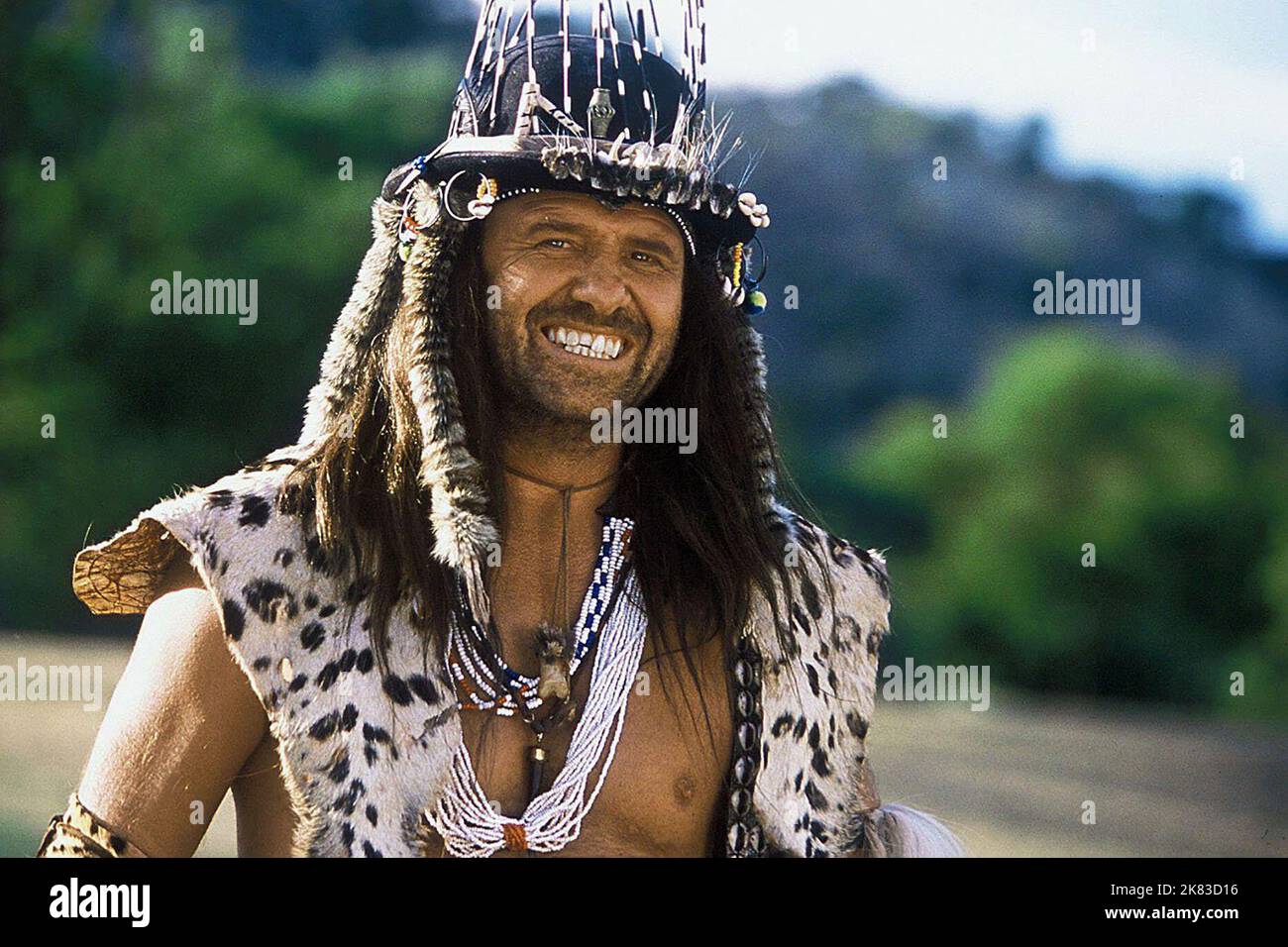 Leon Schuster Film: Mr Bones (2001) Charaktere: Mr. Bones 30 November 2001 **WARNUNG** Dieses Foto ist nur für den redaktionellen Gebrauch bestimmt und unterliegt dem Copyright von VIDEOVISION und/oder des Fotografen, der von der Film- oder Produktionsfirma beauftragt wurde und darf nur durch Publikationen im Zusammenhang mit der Bewerbung des oben genannten Films reproduziert werden. Eine obligatorische Gutschrift an VIDEOVISION ist erforderlich. Der Fotograf sollte auch bei Bekanntwerden des Fotos gutgeschrieben werden. Ohne schriftliche Genehmigung der Film Company kann keine kommerzielle Nutzung gewährt werden. Stockfoto