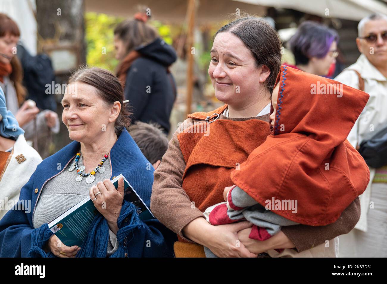 Weibliche Reenaktoren mit einem Kind bei Pukkisaari Iron Age Market Reenactment im Vähä-Meilahti Bezirk in Helsinki, Finnland Stockfoto