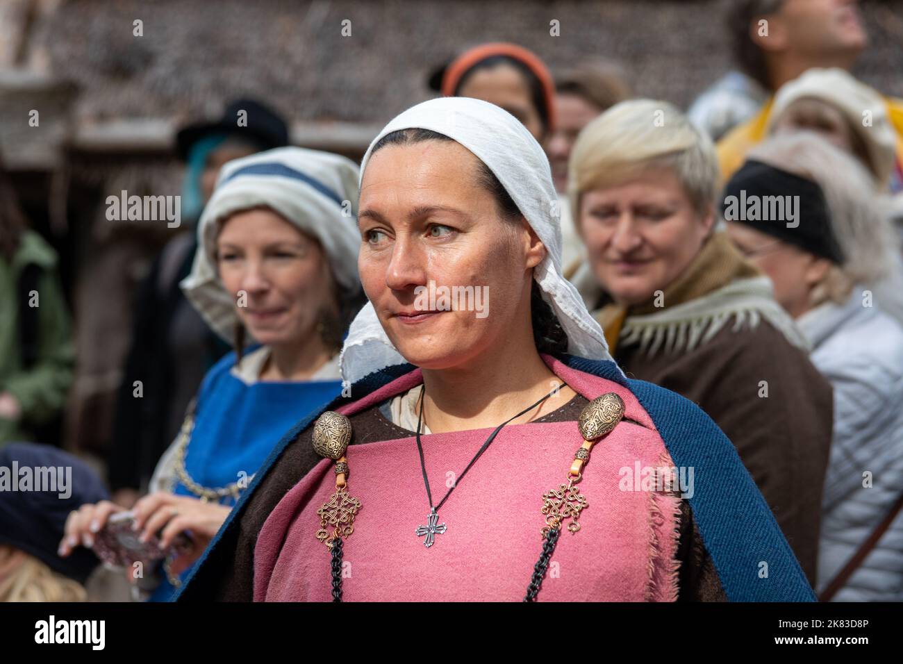 Weibliche Reenakteurin bei Pukkisaari Iron Age Market Reenactment im Vähä-Meilahti Bezirk in Helsinki, Finnland Stockfoto