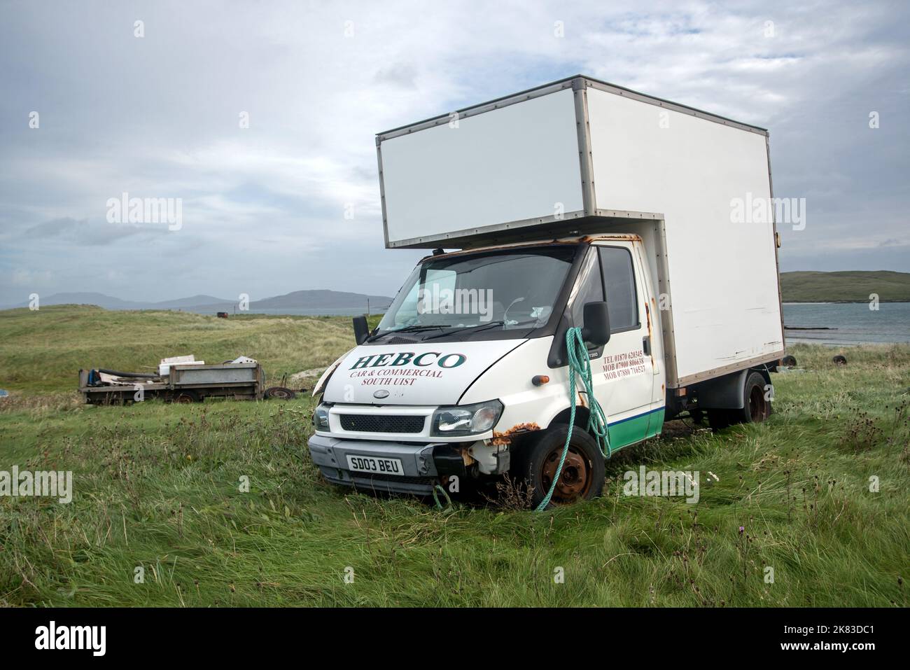 Van verließ das Land, um in einem Feld bei Eoligarry auf der Isle of Barra in den äußeren Hebriden, Schottland, Großbritannien, zu rosten. Stockfoto