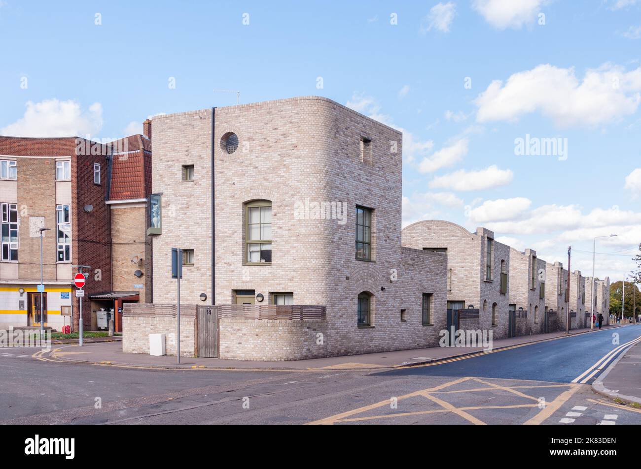 Vorderansicht einer langen Reihe von modernen Reihenhäusern in einer Wohnstraße im Stadtteil Barking East London Stockfoto