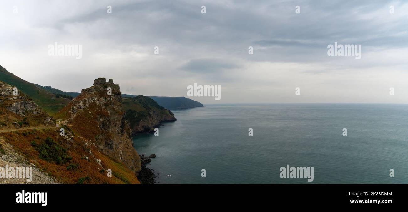 Valley of the Rocks Panorama-Landschaft Blick in Exmoor in North Devon mit einem ausdrucksstarken bewölkten Himmel Stockfoto