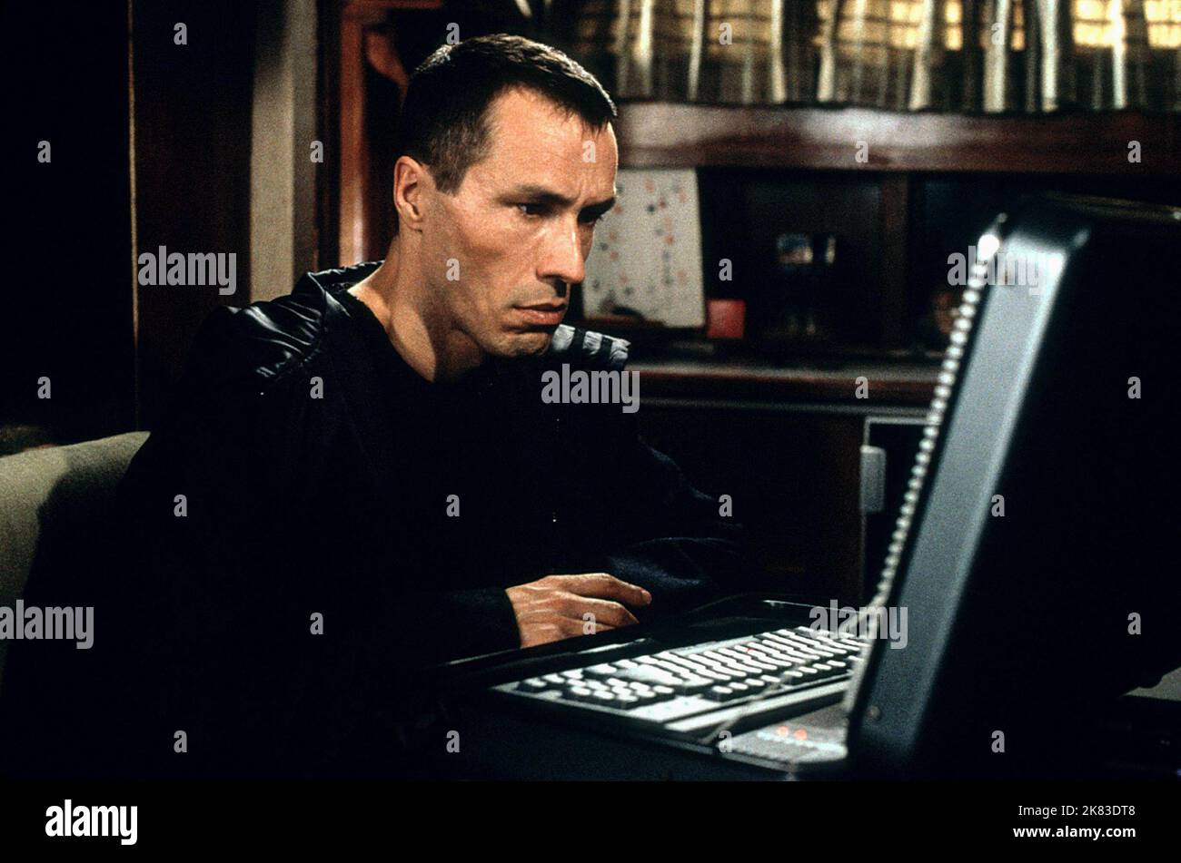 Michael Wincott Film: Along Came A Spider (USA/CAN/DE 2001) Charaktere: Gary Soneji Regie: Lee Tamahori 02. April 2001 **WARNUNG** Dieses Foto ist nur für redaktionelle Zwecke bestimmt und unterliegt dem Copyright von PARAMOUNT PICTURES und/oder des Fotografen, der von der Film- oder Produktionsfirma beauftragt wurde und darf nur von Publikationen im Zusammenhang mit der Bewerbung des oben genannten Films reproduziert werden. Eine obligatorische Gutschrift für PARAMOUNT-BILDER ist erforderlich. Der Fotograf sollte auch bei Bekanntwerden des Fotos gutgeschrieben werden. Ohne schriftliche Genehmigung der Film Company kann keine kommerzielle Nutzung gewährt werden. Stockfoto