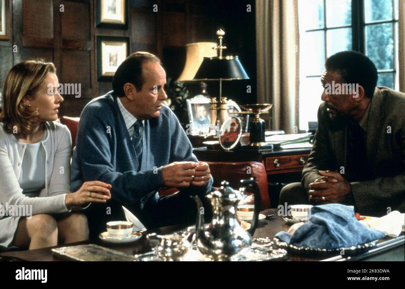 Penelope Ann Miller, Michael Moriarty & Morgan Freeman Film: Along Came A Spider (USA/CAN/DE 2001) Charaktere: Elizabeth Rose,Senator Hank Rose & Alex Cross Regie: Lee Tamahori 02. April 2001 **WARNUNG** Dieses Foto ist nur für redaktionelle Zwecke bestimmt und unterliegt dem Copyright von PARAMOUNT PICTURES und/oder des Fotografen, der von der Film- oder Produktionsfirma beauftragt wurde und darf nur von Publikationen im Zusammenhang mit der Bewerbung des oben genannten Films reproduziert werden. Eine obligatorische Gutschrift für PARAMOUNT-BILDER ist erforderlich. Der Fotograf sollte auch bei Bekanntwerden des Fotos gutgeschrieben werden. Es kann keine kommerzielle Nutzung gewährt werden Stockfoto