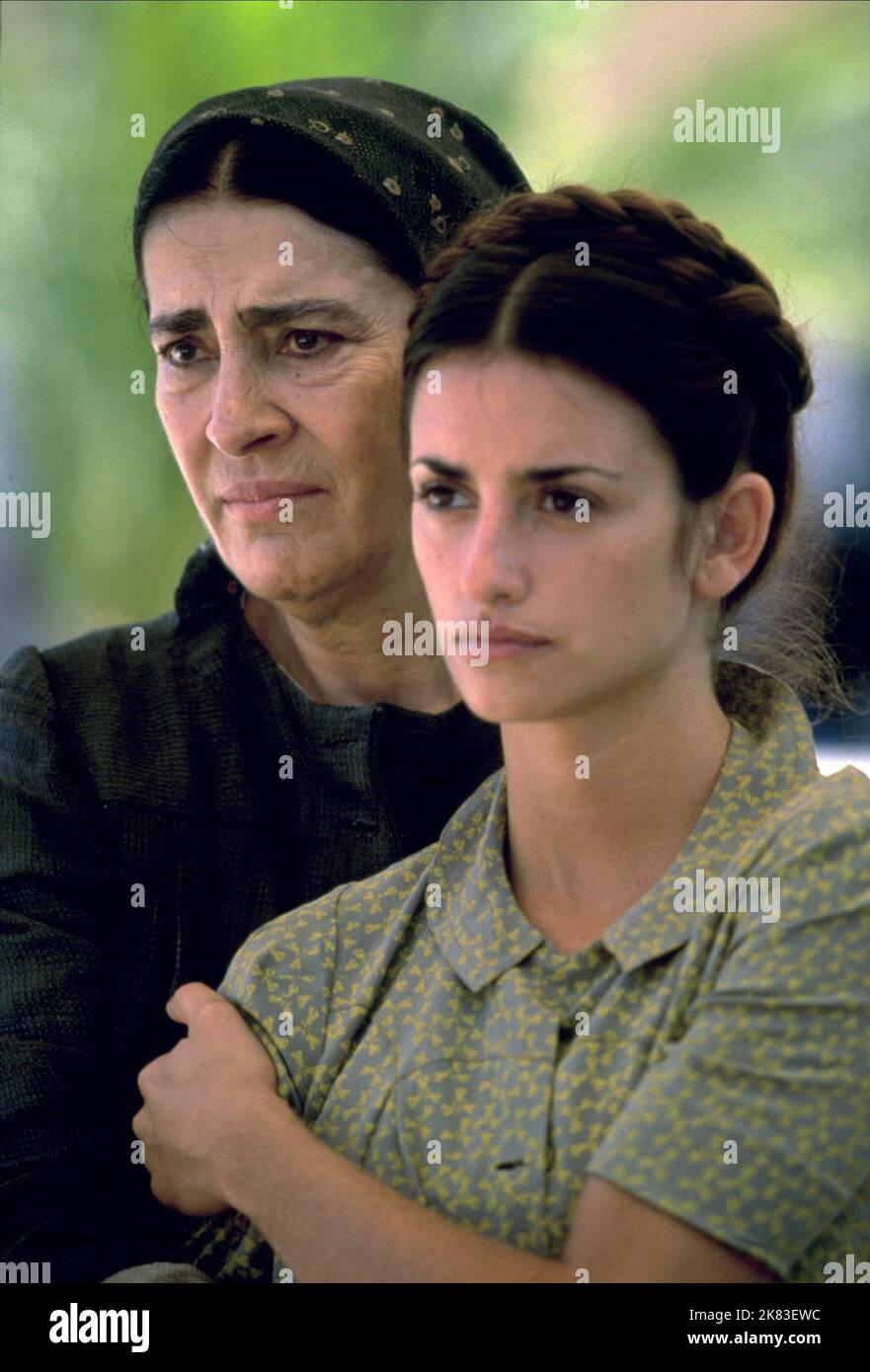 Irene Papas & Penelope Cruz Film: Captain Corelli'S Mandolin (USA/FR/DE 2001) Charaktere: Drosoula, Pelagia Regie: John Madden 19. April 2001 **WARNUNG** Dieses Foto ist nur für redaktionelle Verwendung bestimmt und unterliegt dem Copyright von UNIVERSAL-BILDERN und/oder dem Fotografen, der von der Film- oder Produktionsfirma beauftragt wurde und darf nur von Publikationen im Zusammenhang mit der Bewerbung des oben genannten Films reproduziert werden. Eine obligatorische Gutschrift für UNIVERSELLE BILDER ist erforderlich. Der Fotograf sollte auch bei Bekanntwerden des Fotos gutgeschrieben werden. Ohne schriftliche Genehmigung der Film Company kann keine kommerzielle Nutzung gewährt werden. Stockfoto