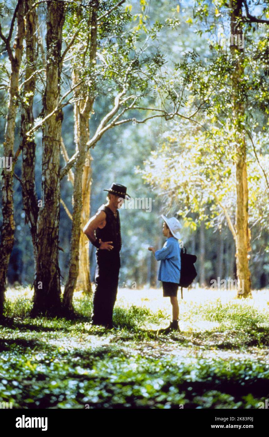 Paul Hogan & Serge Cockburn Film: Crocodile Dundee in Los Angeles (USA/AUS 2001) Charaktere: Michael J. 'Crocodile' Dundee & Mikey Dundee Regie: Simon Wincer 12. April 2001 **WARNUNG** Dieses Foto ist nur für redaktionelle Verwendung bestimmt und unterliegt dem Copyright von SILVER LION FILMEN und/oder dem Fotografen, der von der Film- oder Produktionsfirma beauftragt wurde und darf nur von Publikationen im Zusammenhang mit der Bewerbung des oben genannten Films reproduziert werden. Eine obligatorische Gutschrift für SILBERLÖWENFILME ist erforderlich. Der Fotograf sollte auch bei Bekanntwerden des Fotos gutgeschrieben werden. Ohne schriftliche Genehmigung kann keine kommerzielle Nutzung gewährt werden Stockfoto