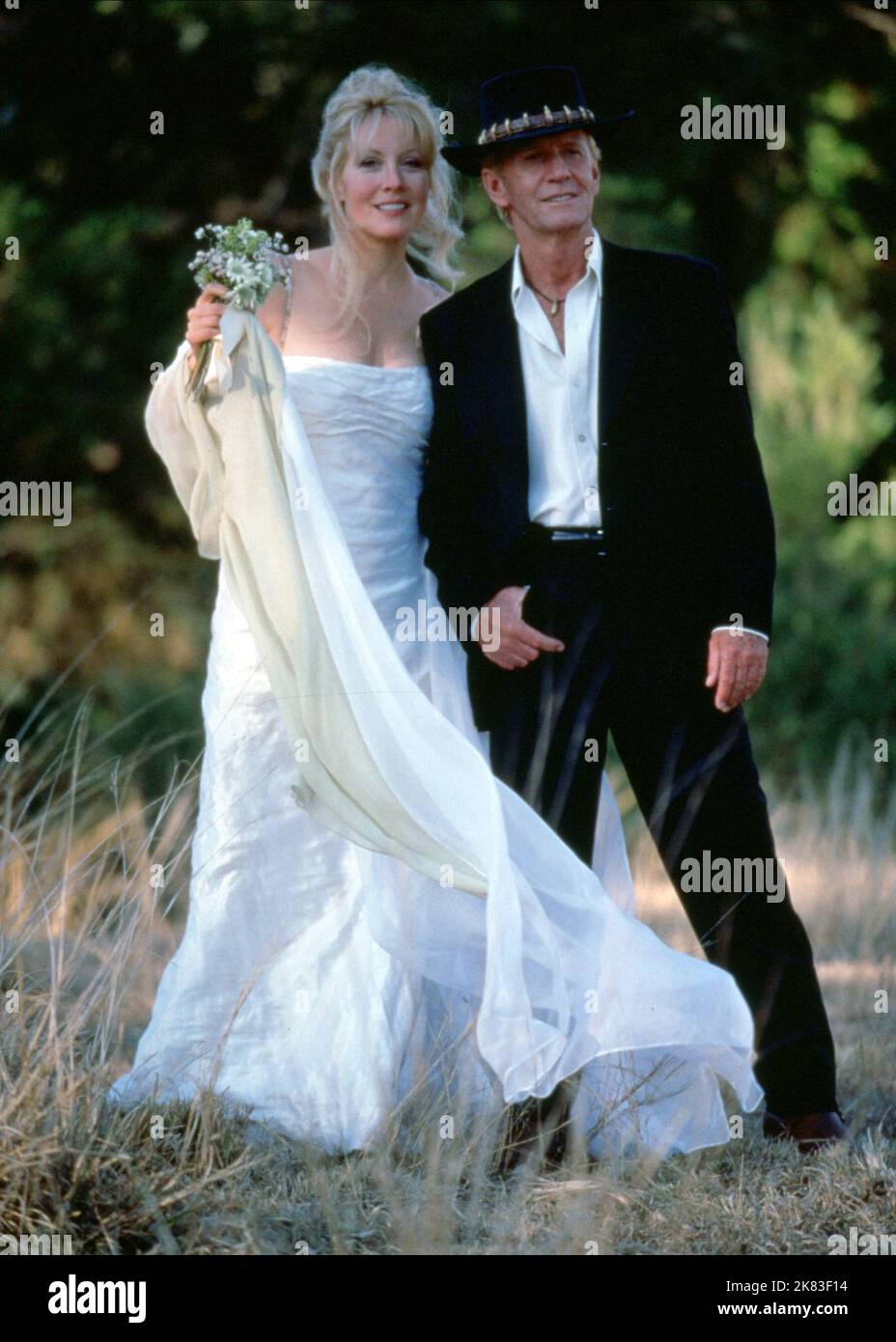 Linda Kozlowski & Paul Hogan Film: Crocodile Dundee in Los Angeles (USA/AUS 2001) Charaktere: Soe Charleton, Michael J. 'Crocodile' Dundee Regie: Simon Wincer 12. April 2001 **WARNUNG** Dieses Foto ist nur für redaktionelle Verwendung bestimmt und unterliegt dem Copyright von SILVER LION FILMEN und/oder dem Fotografen, der von der Film- oder Produktionsfirma beauftragt wurde und darf nur von Publikationen im Zusammenhang mit der Bewerbung des oben genannten Films reproduziert werden. Eine obligatorische Gutschrift für SILBERLÖWENFILME ist erforderlich. Der Fotograf sollte auch bei Bekanntwerden des Fotos gutgeschrieben werden. Ohne schriftliche Genehmigung kann keine kommerzielle Nutzung gewährt werden Stockfoto