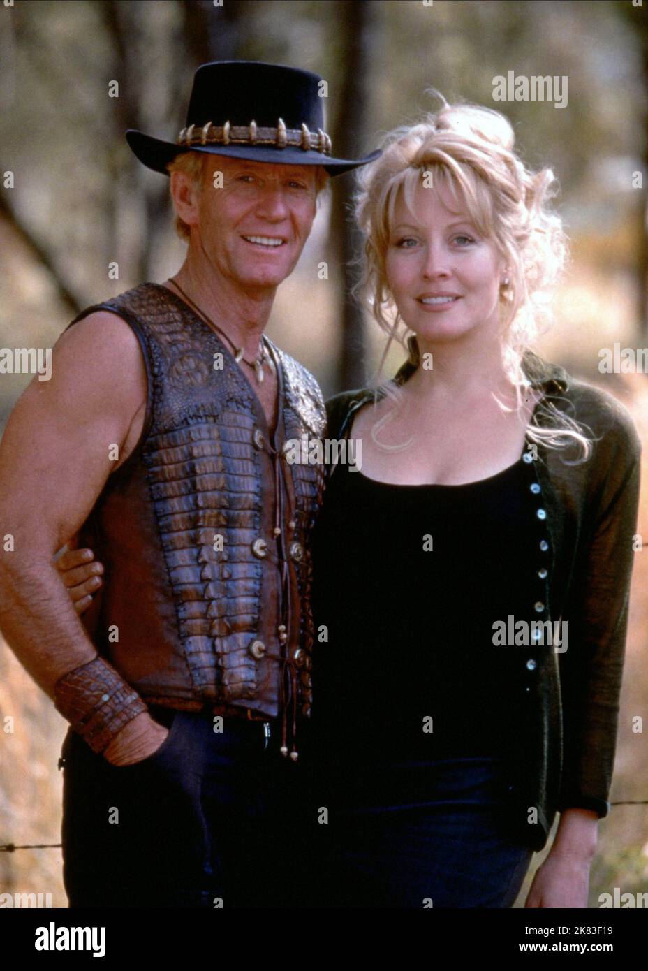 Paul Hogan & Linda Kozlowski Film: Crocodile Dundee in Los Angeles (USA/AUS 2001) Charaktere: Michael J. 'Crocodile' Dundee, Due Charleton Regie: Simon Wincer 12. April 2001 **WARNUNG** Dieses Foto ist nur für redaktionelle Verwendung bestimmt und unterliegt dem Copyright von SILVER LION FILMEN und/oder dem Fotografen, der von der Film- oder Produktionsfirma beauftragt wurde und darf nur von Publikationen im Zusammenhang mit der Bewerbung des oben genannten Films reproduziert werden. Eine obligatorische Gutschrift für SILBERLÖWENFILME ist erforderlich. Der Fotograf sollte auch bei Bekanntwerden des Fotos gutgeschrieben werden. Ohne schriftliche Genehmigung kann keine kommerzielle Nutzung gewährt werden Stockfoto