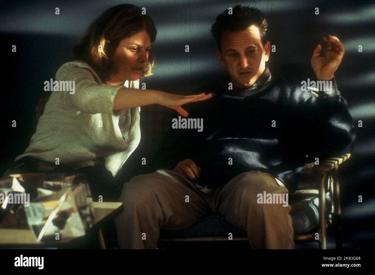 Jessie Nelson & Sean Penn Film: I am Sam (2001) Charaktere: & Sam Dawson Regie: Jessie Nelson 03. Dezember 2001 **WARNUNG** Dieses Foto ist nur für redaktionelle Zwecke bestimmt und unterliegt dem Copyright von NEW LINE CINEMA und/oder des Fotografen, der von der Film- oder Produktionsfirma beauftragt wurde, und kann nur von Publikationen im Zusammenhang mit der Bewerbung des oben genannten Films reproduziert werden. Eine obligatorische Gutschrift für DAS NEUE LINE CINEMA ist erforderlich. Der Fotograf sollte auch bei Bekanntwerden des Fotos gutgeschrieben werden. Ohne schriftliche Genehmigung der Film Company kann keine kommerzielle Nutzung gewährt werden. Stockfoto