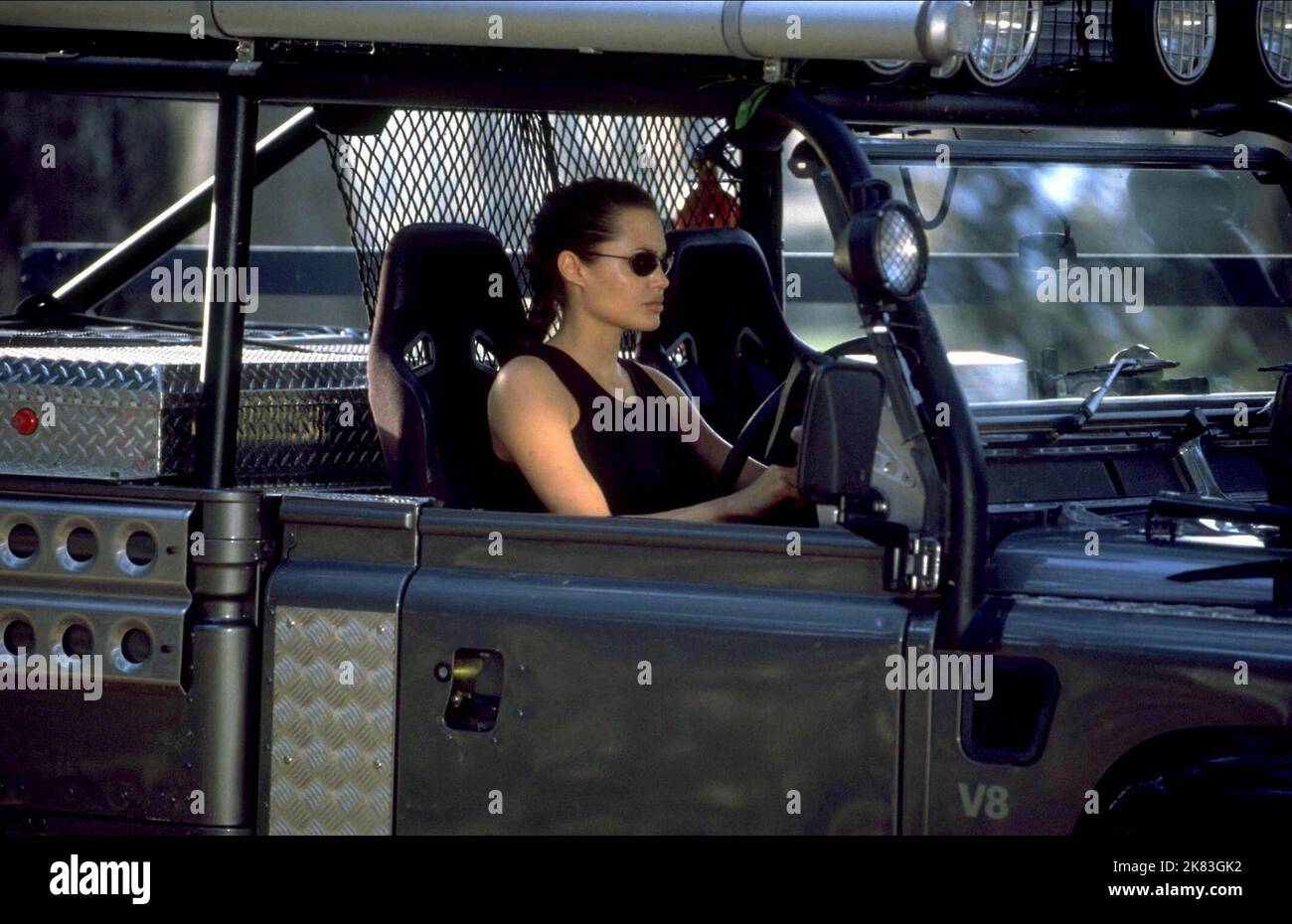 Angelina Jolie Film: Lara Croft: Tomb Raider (USA/UK/DE/JP 2001) Charaktere: Lara Croft / 1999 Land-Rover Defender 110 High Capacity Pick Up Regie: Simon West 11 June 2001 **WARNUNG** Dieses Foto ist nur für redaktionelle Zwecke bestimmt und unterliegt dem Copyright von PARAMOUNT und/oder des Fotografen, der von der Film- oder Produktionsfirma beauftragt wurde und darf nur von Publikationen im Zusammenhang mit der Bewerbung des oben genannten Films reproduziert werden. Eine obligatorische Gutschrift an PARAMOUNT ist erforderlich. Der Fotograf sollte auch bei Bekanntwerden des Fotos gutgeschrieben werden. Ohne schriftliche Genehmigung des Films kann keine kommerzielle Nutzung gewährt werden Stockfoto