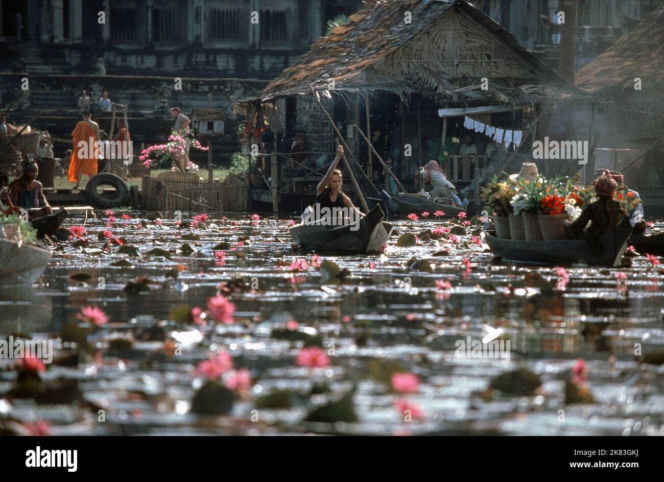 Angelina Jolie Film: Lara Croft: Tomb Raider (USA/UK/DE/JP 2001) Charaktere: Lara Croft Regie: Simon West 11 June 2001 **WARNUNG** Dieses Foto ist nur für redaktionelle Zwecke bestimmt und unterliegt dem Copyright von PARAMOUNT und/oder des Fotografen, der von der Film- oder Produktionsfirma beauftragt wurde und darf nur von Publikationen im Zusammenhang mit der Bewerbung des oben genannten Films reproduziert werden. Eine obligatorische Gutschrift an PARAMOUNT ist erforderlich. Der Fotograf sollte auch bei Bekanntwerden des Fotos gutgeschrieben werden. Ohne schriftliche Genehmigung der Film Company kann keine kommerzielle Nutzung gewährt werden. Stockfoto
