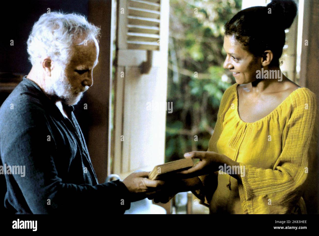 Richard Dreyfuss & Cathy Tyson Film: Der Alte Mann, Der Liebesgeschichten Liest (2001) Charaktere: Antonio Bolivar & Josefina 07 March 2001 **WARNUNG** Dieses Foto ist nur für den redaktionellen Gebrauch bestimmt und unterliegt dem Copyright von ODUSSEIA-FILMEN und/oder dem von der Film- oder Produktionsfirma beauftragten Fotografen.Es kann nur durch Publikationen im Zusammenhang mit der Bewerbung des oben genannten Films reproduziert werden. Eine obligatorische Gutschrift für ODUSSEIA-FILME ist erforderlich. Der Fotograf sollte auch bei Bekanntwerden des Fotos gutgeschrieben werden. Ohne schriftliche Genehmigung der Film Company kann keine kommerzielle Nutzung gewährt werden. Stockfoto