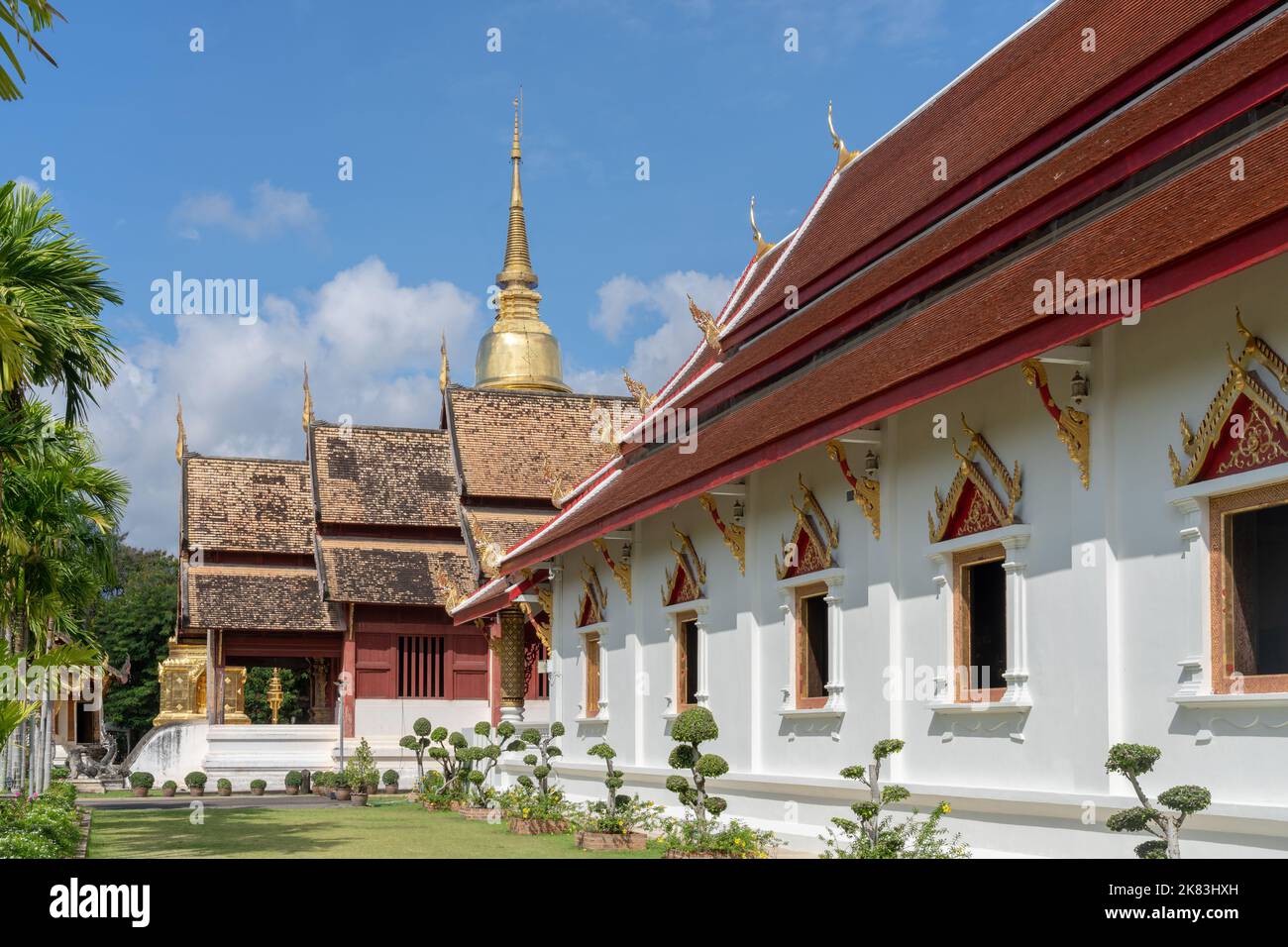 Landschaftsansicht von religiösen Gebäuden und goldenen Stupa im historischen Wat Phra Singh tempel im Lanna-Stil, Chiang Mai, Thailand Stockfoto