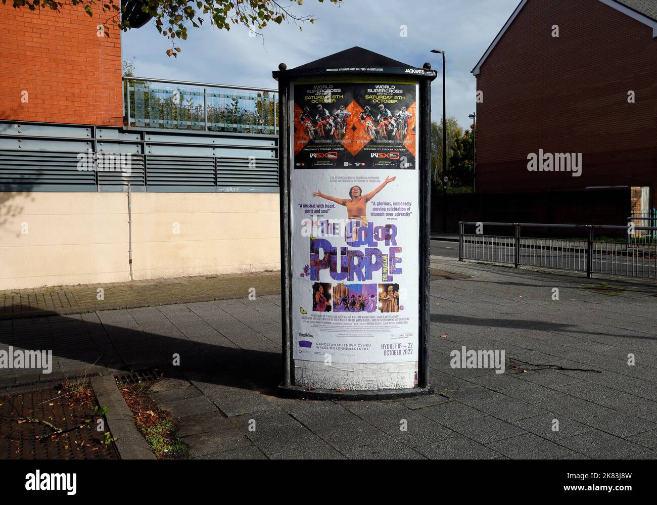 Reklametafel für Musical - die Farbe Lila. Alice Walker, Cardiff Bay. Oktober 2022. Zym Stockfoto