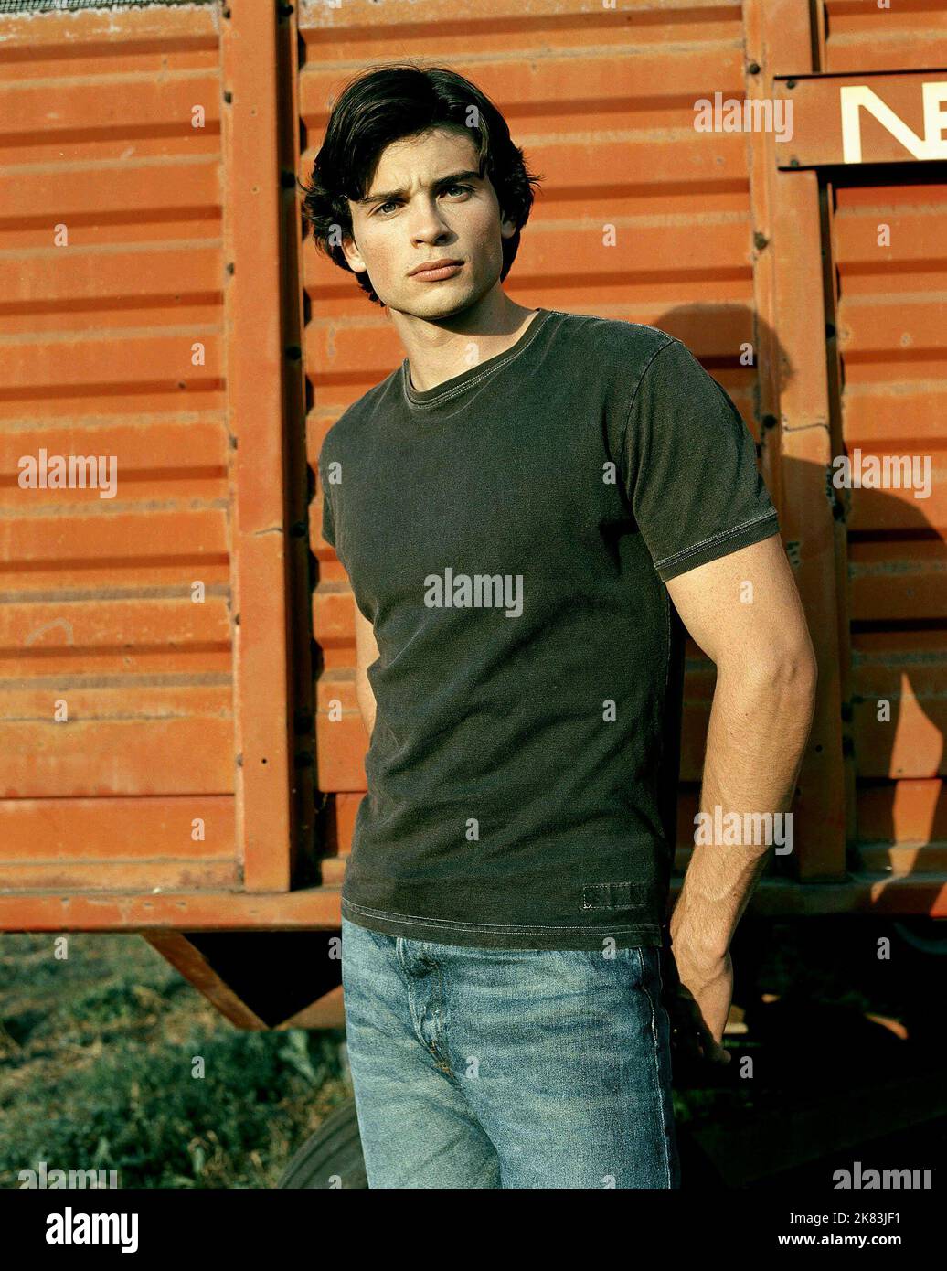 Tom Welling Television: Smallville (2001) Charaktere: Clark Kent 31 December 2001 **WARNUNG** Dieses Foto ist nur für redaktionelle Verwendung bestimmt und unterliegt dem Copyright von WARNER BROS und/oder dem von der Film- oder Produktionsfirma beauftragten Fotografen und kann nur von Publikationen im Zusammenhang mit der Bewerbung des oben genannten Films reproduziert werden. Eine obligatorische Gutschrift an WARNER BROS ist erforderlich. Der Fotograf sollte auch bei Bekanntwerden des Fotos gutgeschrieben werden. Ohne schriftliche Genehmigung der Film Company kann keine kommerzielle Nutzung gewährt werden. Stockfoto