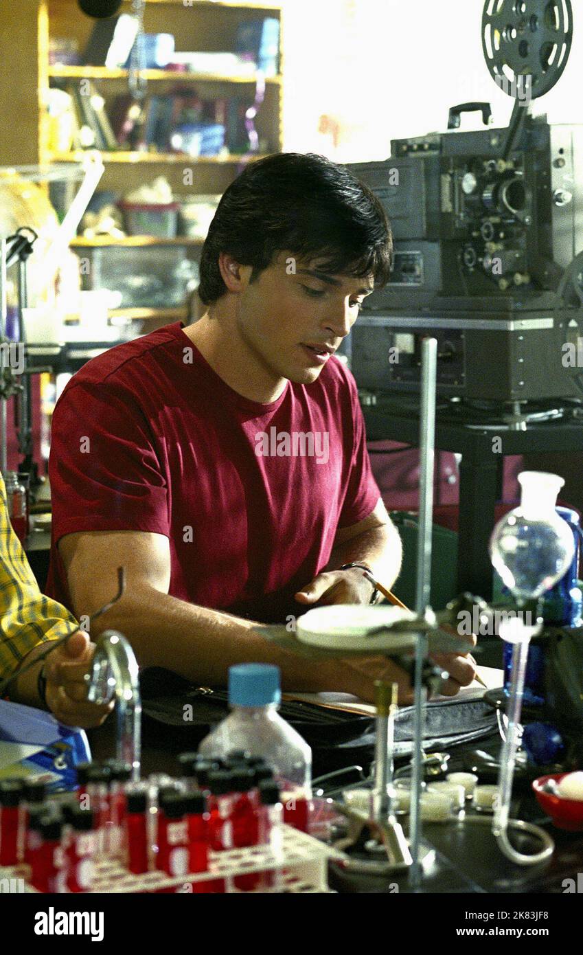 Tom Welling Television: Smallville (2001) Charaktere: Clark Kent 31 December 2001 **WARNUNG** Dieses Foto ist nur für redaktionelle Verwendung bestimmt und unterliegt dem Copyright von WARNER BROS und/oder dem von der Film- oder Produktionsfirma beauftragten Fotografen und kann nur von Publikationen im Zusammenhang mit der Bewerbung des oben genannten Films reproduziert werden. Eine obligatorische Gutschrift an WARNER BROS ist erforderlich. Der Fotograf sollte auch bei Bekanntwerden des Fotos gutgeschrieben werden. Ohne schriftliche Genehmigung der Film Company kann keine kommerzielle Nutzung gewährt werden. Stockfoto