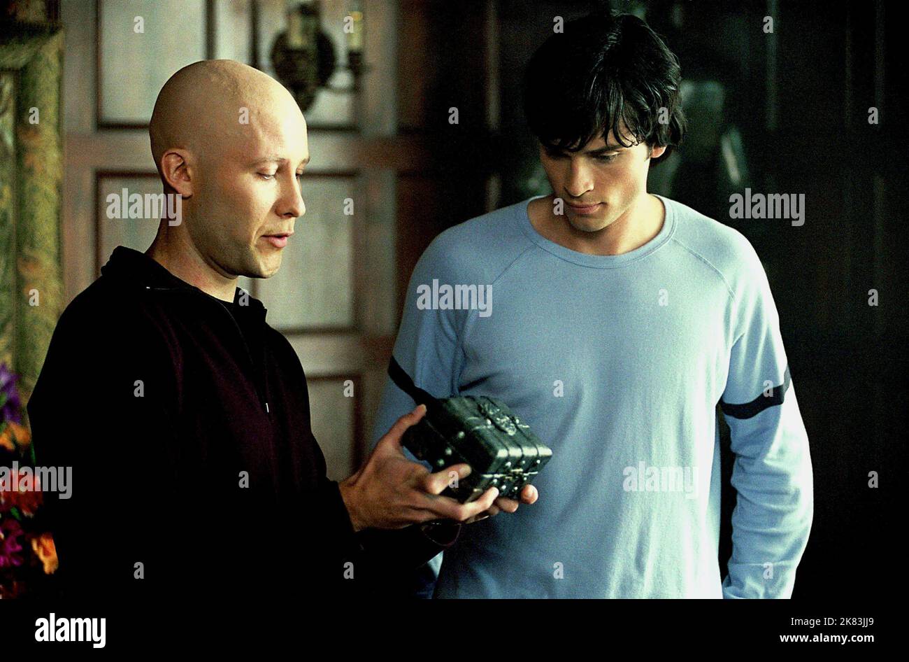 Michael Rosenbaum, Tom Welling Television: Smallville (2001) Charaktere: Lex Luthor,Clark Kent 31 December 2001 **WARNUNG** Dieses Foto ist nur für den redaktionellen Gebrauch bestimmt und unterliegt dem Copyright von WARNER BROS und/oder des Fotografen, der von der Film- oder Produktionsfirma beauftragt wurde, und kann nur durch Publikationen im Zusammenhang mit der Bewerbung des oben genannten Films reproduziert werden. Eine obligatorische Gutschrift an WARNER BROS ist erforderlich. Der Fotograf sollte auch bei Bekanntwerden des Fotos gutgeschrieben werden. Ohne schriftliche Genehmigung der Film Company kann keine kommerzielle Nutzung gewährt werden. Stockfoto