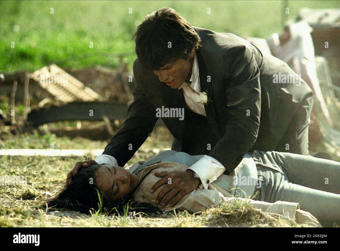 Kristin Kreuk & Tom Welling Television: Smallville (2001) Charaktere: Lana lang & Clark Kent 31 December 2001 **WARNUNG** Dieses Foto ist nur für den redaktionellen Gebrauch bestimmt und unterliegt dem Copyright von WARNER BROS und/oder des Fotografen, der von der Film- oder Produktionsfirma beauftragt wurde, und kann nur durch Publikationen im Zusammenhang mit der Bewerbung des oben genannten Films reproduziert werden. Eine obligatorische Gutschrift an WARNER BROS ist erforderlich. Der Fotograf sollte auch bei Bekanntwerden des Fotos gutgeschrieben werden. Ohne schriftliche Genehmigung der Film Company kann keine kommerzielle Nutzung gewährt werden. Stockfoto