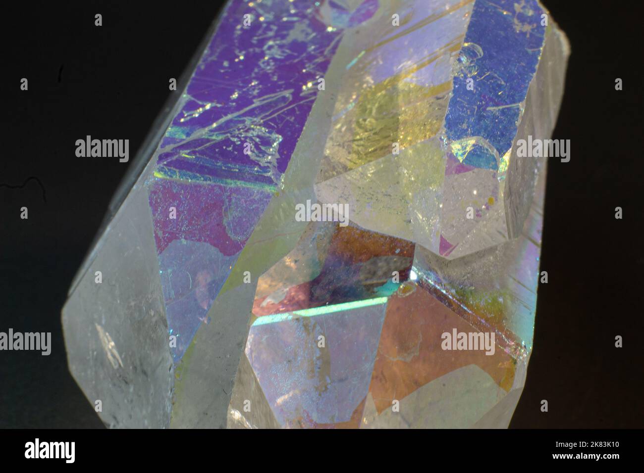 Farbenfrohe Engel Aura Quarz Kristallspitze Cluster auf schwarzer Oberfläche Stockfoto