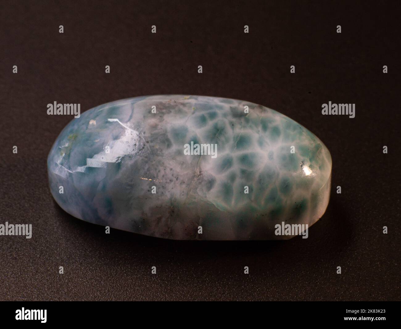 Larimar Cabochon auf schwarzem Hintergrund Makro Stockfoto