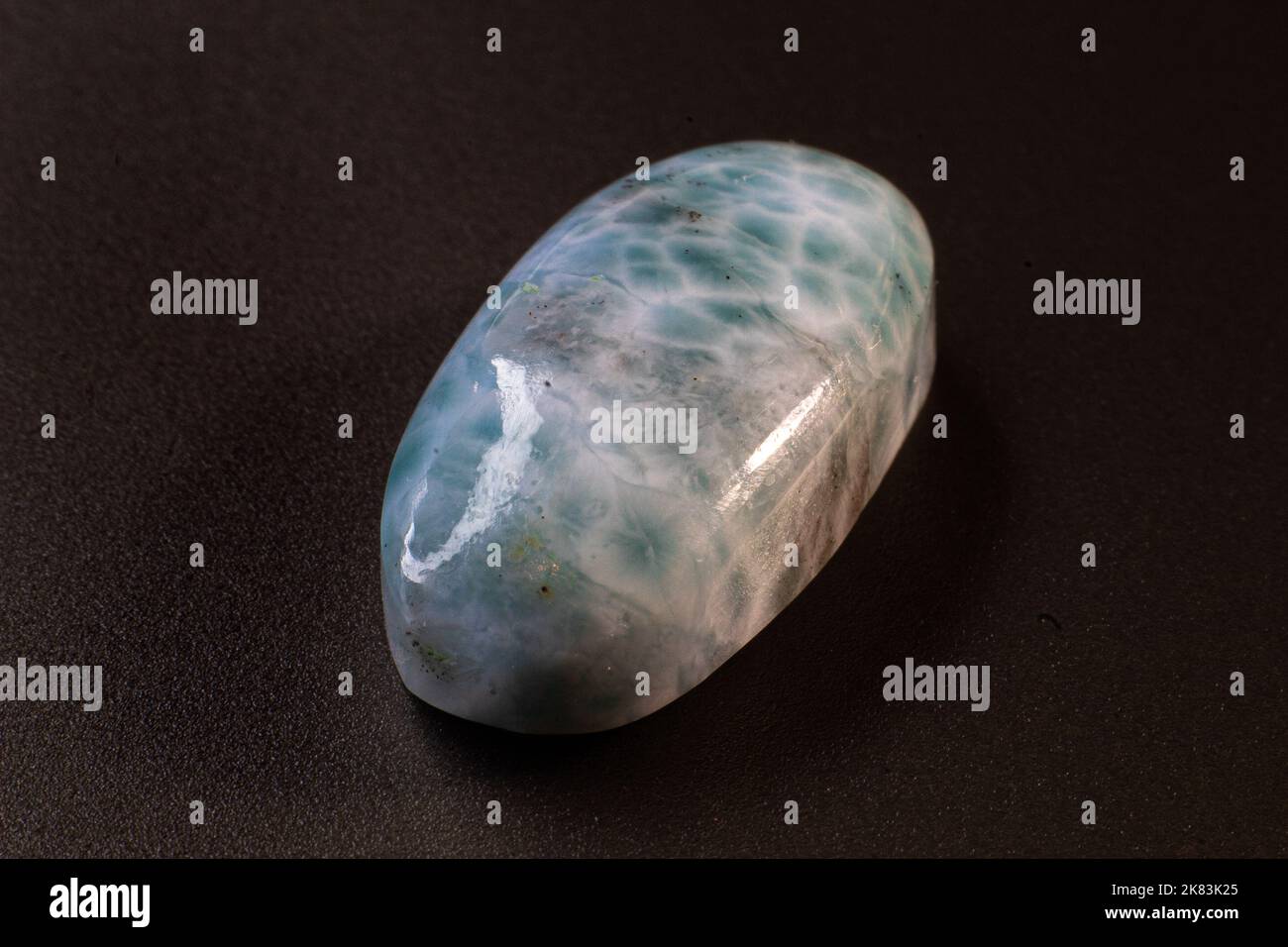 Larimar Cabochon auf schwarzem Hintergrund Makro Stockfoto