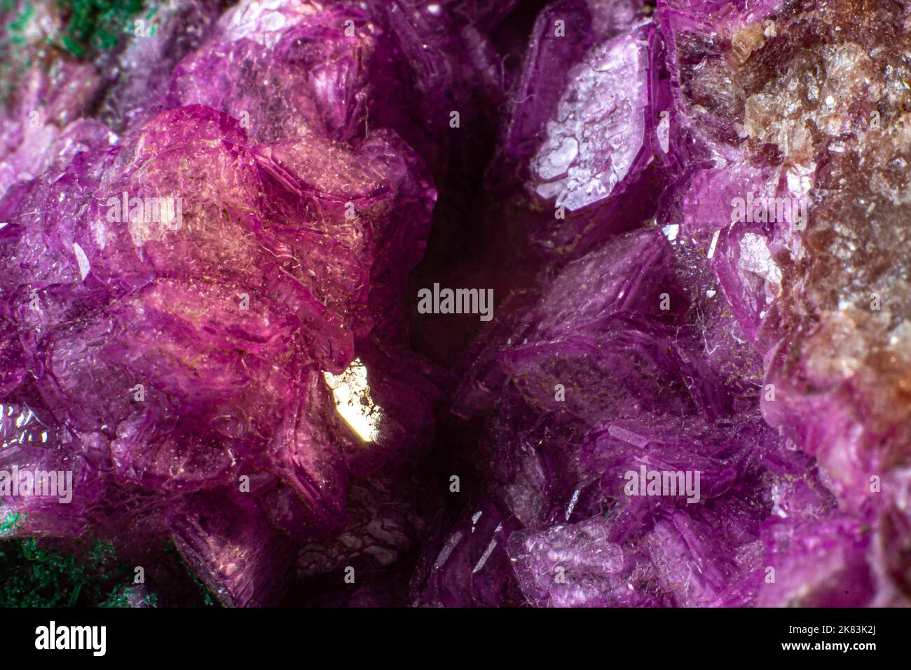 Cobalto-Calcit mit Malachit-Kristallmakro auf einer schwarzen Oberfläche Stockfoto