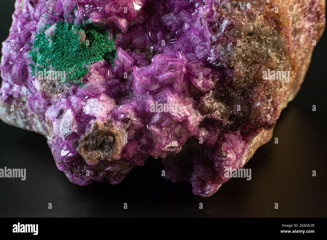 Cobalto-Calcit mit Malachit-Kristallmakro auf einer schwarzen Oberfläche Stockfoto