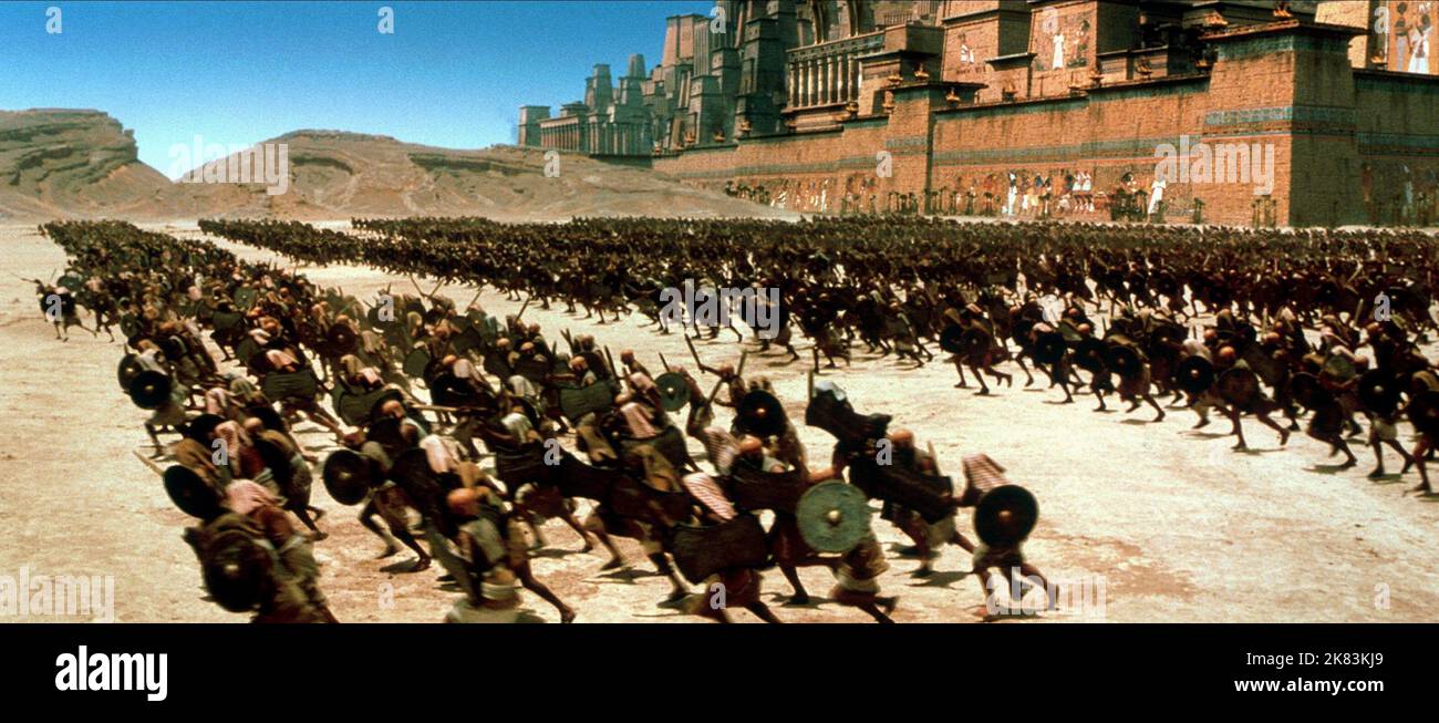 Battle Scene Film: Die Mumie kehrt zurück (USA 2001) Regie: Stephen Sommers 29 April 2001 **WARNUNG** Dieses Foto ist nur für redaktionelle Verwendung bestimmt und unterliegt dem Copyright von UNIVERSAL-BILDERN und/oder dem Fotografen, der von der Film- oder Produktionsfirma beauftragt wurde und darf nur von Publikationen im Zusammenhang mit der Bewerbung des oben genannten Films reproduziert werden. Eine obligatorische Gutschrift für UNIVERSELLE BILDER ist erforderlich. Der Fotograf sollte auch bei Bekanntwerden des Fotos gutgeschrieben werden. Ohne schriftliche Genehmigung der Film Company kann keine kommerzielle Nutzung gewährt werden. Stockfoto