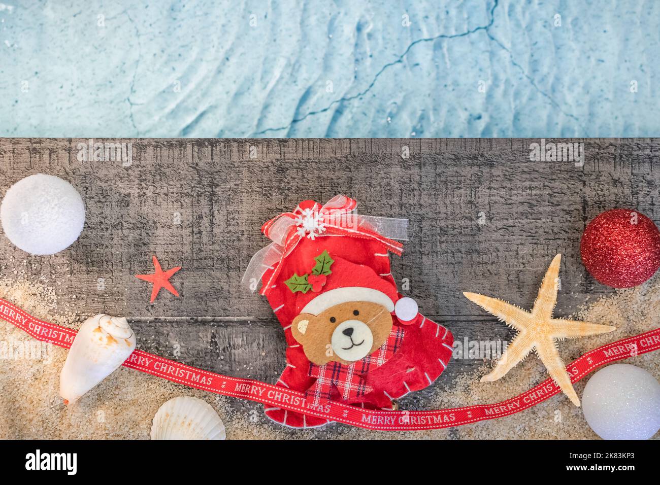 Weihnachtsfeier-Konzept mit Muscheln und Seesternen am Pool. Winterurlaub in der Sonne. Stockfoto