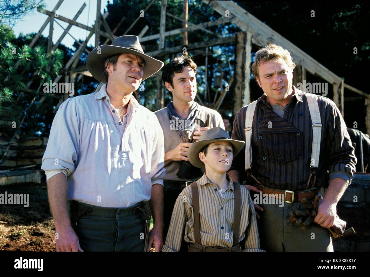 Daniel Hugh Kelly, Matt Carmody, Jared Daperis & Drew Powell Television: The Ponderosa (2001) Charaktere: Ben Cartwright,Adam Cartwright,Little Joe Cartwright & Eric 'Hoss' Cartwright 09 September 2001 **WARNUNG** Dieses Foto ist nur für den redaktionellen Gebrauch bestimmt und unterliegt dem Copyright des PAX-FERNSEHENS und/oder des Fotografen, der von der Film- oder Produktionsfirma beauftragt wurde und kann nur durch Publikationen im Zusammenhang mit der Bewerbung von reproduziert werden Der obige Film. Eine obligatorische Gutschrift an PAX TELEVISION ist erforderlich. Der Fotograf sollte auch bei Bekanntwerden des Fotos gutgeschrieben werden. Es kann keine kommerzielle Nutzung gewährt werden Stockfoto