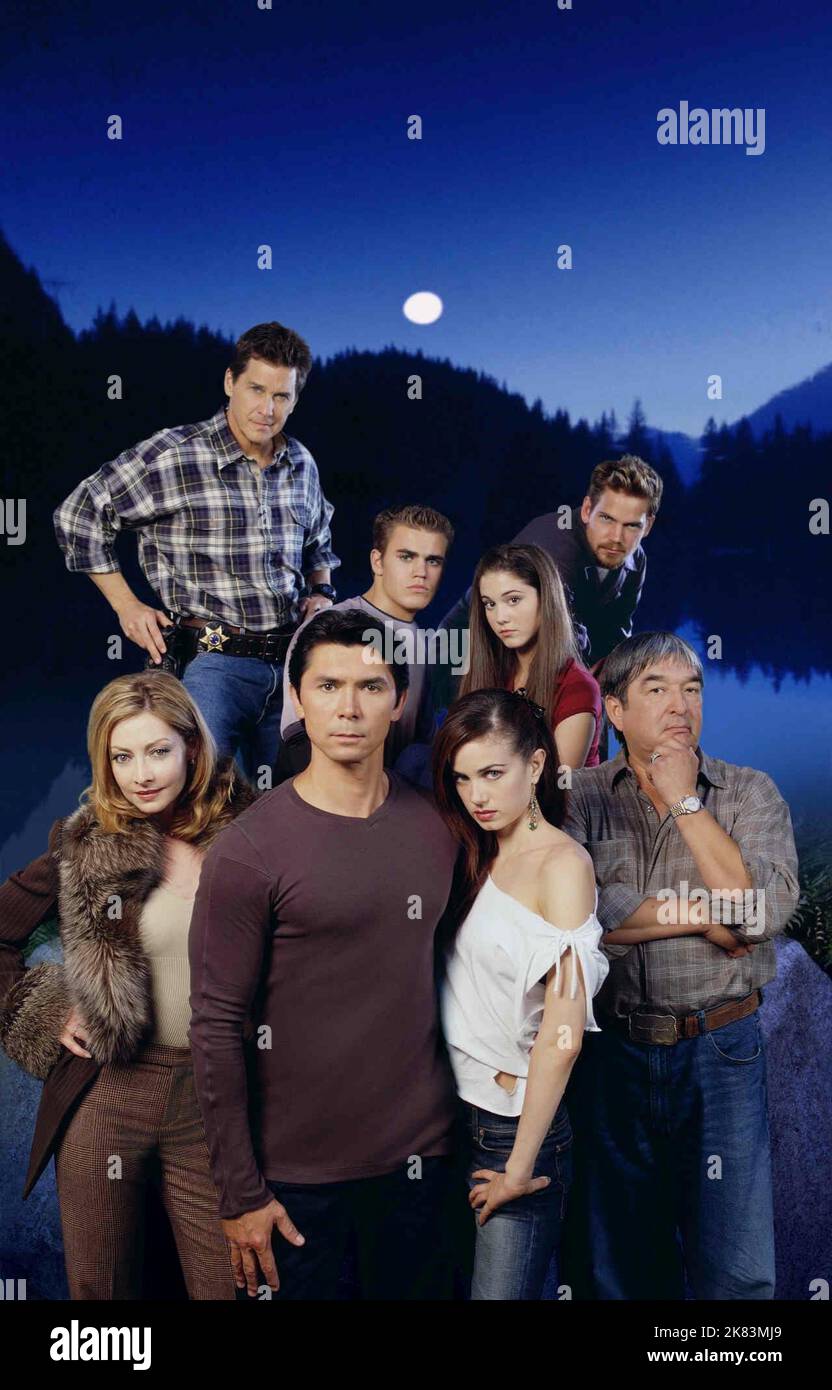 Sharon Lawrence, Tim Matheson, Lou Diamond Phillips, Paul Wesley, Mia Kirshner, Mary Elizabeth Winstead, Scott Bairstow & Graham Greene Fernsehen: Wolf Lake (2001) Charaktere: Vivian Cates (9 Folgen, 2001-2002),Sheriff Matthew Donner&#160;/ ... (10 Folgen, 2001-2002),John Kanin,Luke Cates,Ruby Cates&#160;/ ... (7 Folgen, 2001-2002),Sophia Donner&#160;/ ... (10 Folgen, 2001-2002),Tyler Creed & Sherman Blackstone 17 September 2001 **WARNUNG** Dieses Foto ist nur für den redaktionellen Gebrauch bestimmt und unterliegt dem Copyright des CBS-FERNSEHENS und/oder des Fotografen, der vom Film- oder Produktionskomitee beauftragt wurde Stockfoto