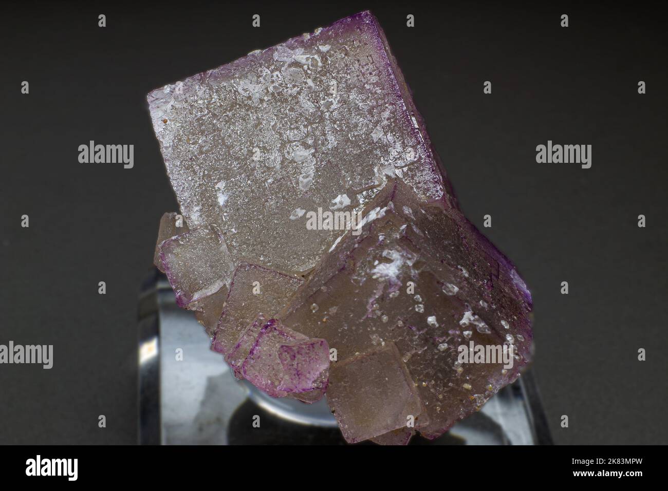 Makro-violette kubische Fluorit-Kristallhaufen isoliert auf schwarzem Hintergrund Stockfoto
