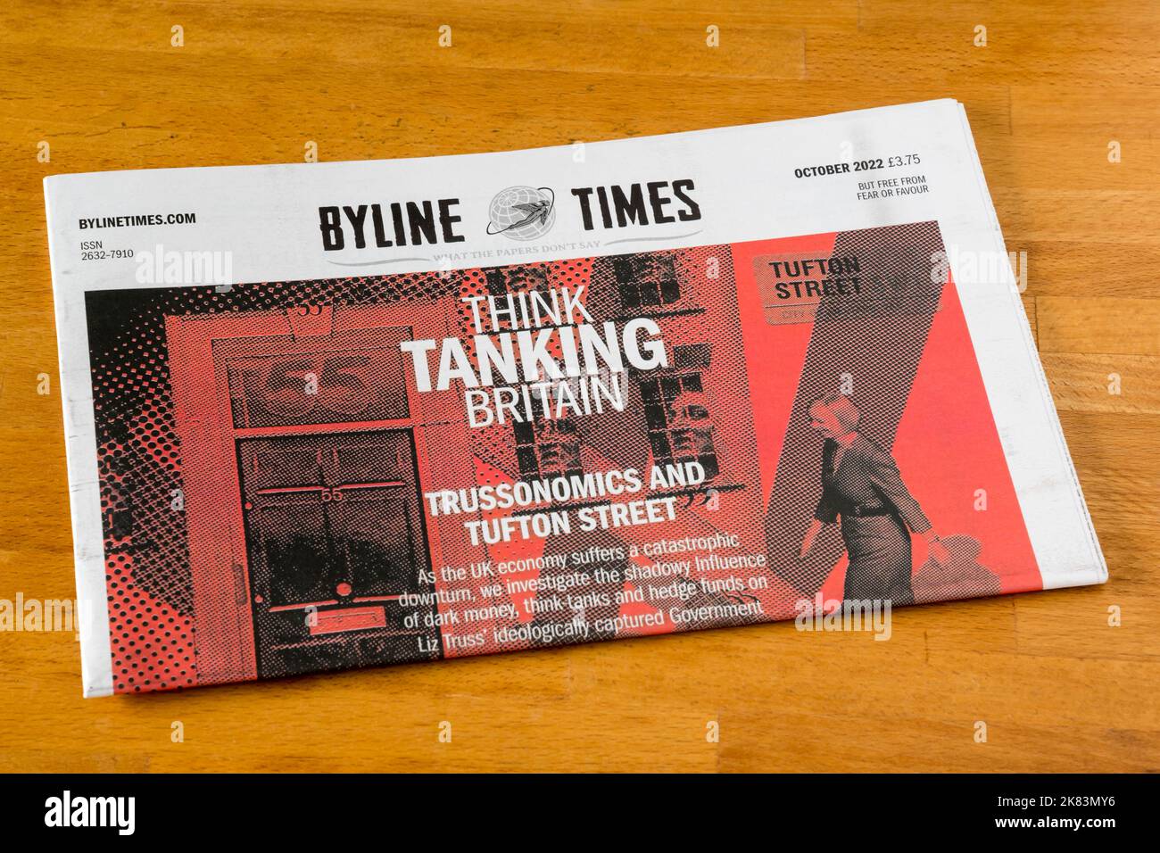 Die Ausgabe der Byline Times vom 2022. Oktober hat die Schlagzeile Think Tanking Britain veröffentlicht, die die Verbindung zwischen Trussonomics & Think Tanks & die Auswirkungen auf die britische Wirtschaft untersucht. Stockfoto