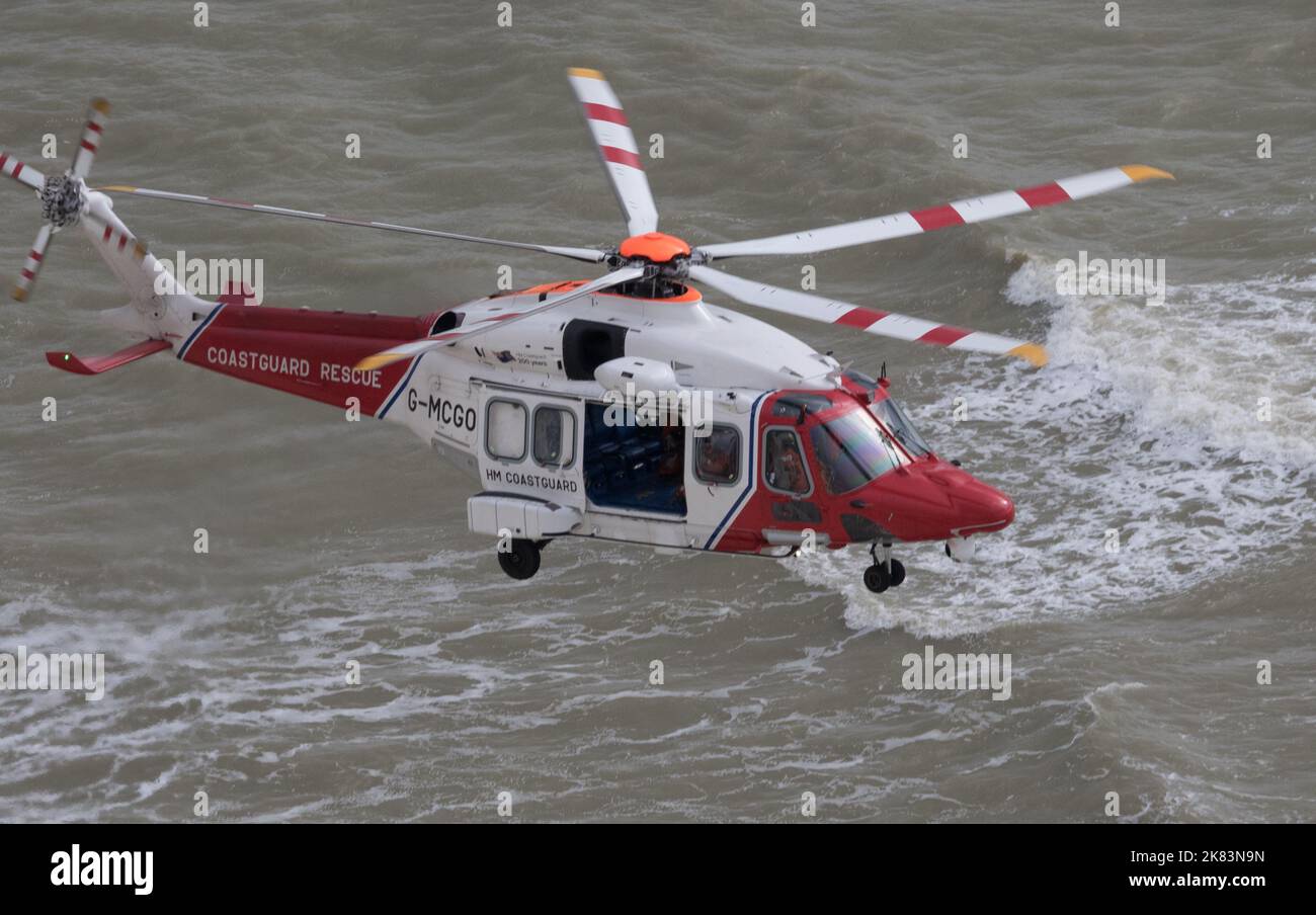 Küstenwache und Ambulanz nehmen an einem Zwischenfall auf den Südklippen Großbritanniens Teil Stockfoto