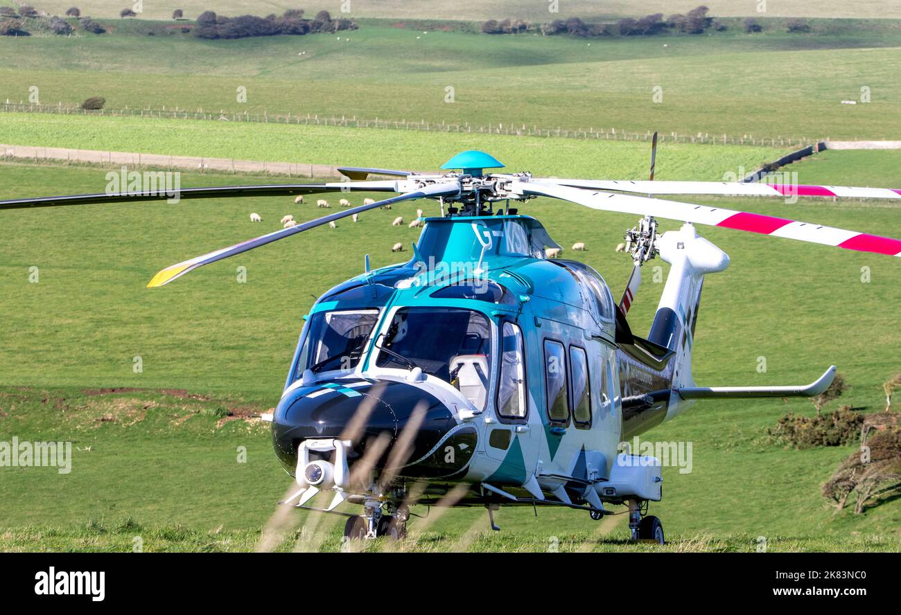 Küstenwache und Ambulanz nehmen an einem Zwischenfall auf den Südklippen Großbritanniens Teil Stockfoto