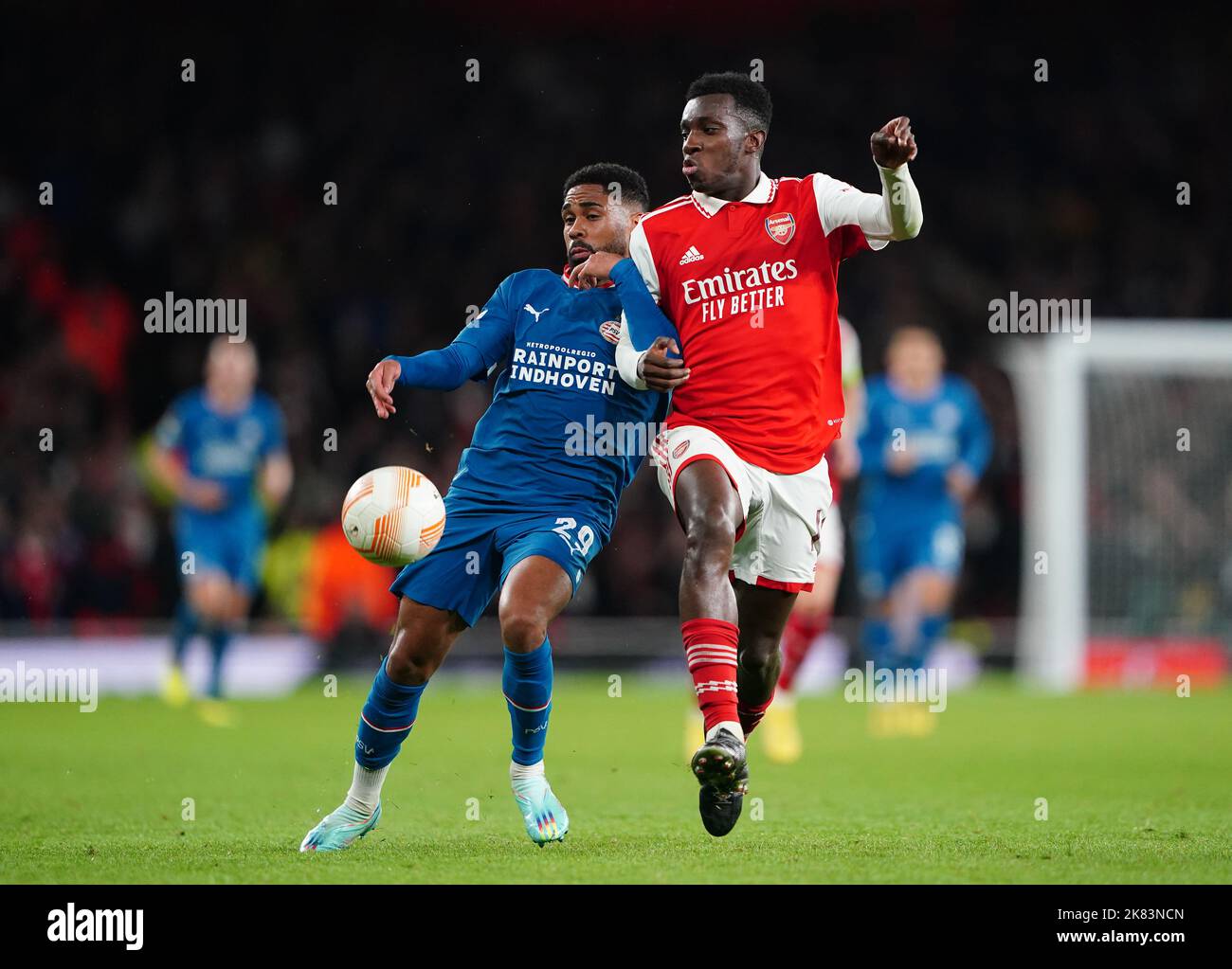 Phillipp Mwene (links) von PSV Eindhoven und Eddie Nketiah von Arsenal kämpfen während des UEFA Europa League-Spiels der Gruppe A im Emirates Stadium in London um den Ball. Bilddatum: Donnerstag, 20. Oktober 2022. Stockfoto