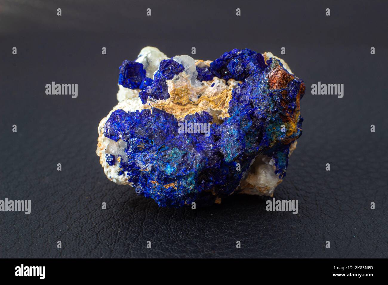 Makroblauer Azurit-Cluster auf weißem Matrix isolierter Kristall auf schwarzem Hintergrund Stockfoto