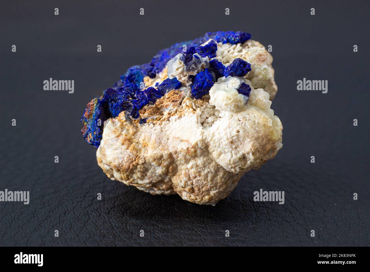 Makroblauer Azurit-Cluster auf weißem Matrix isolierter Kristall auf schwarzem Hintergrund Stockfoto