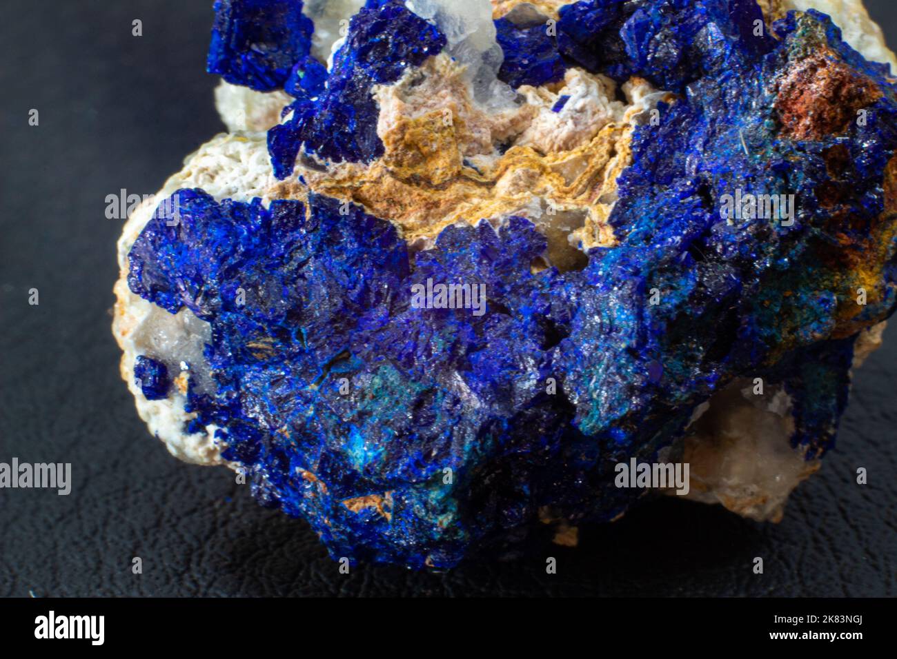 Makroblauer Azurit-Cluster auf weißem Matrix isolierter Kristall auf schwarzem Hintergrund Stockfoto