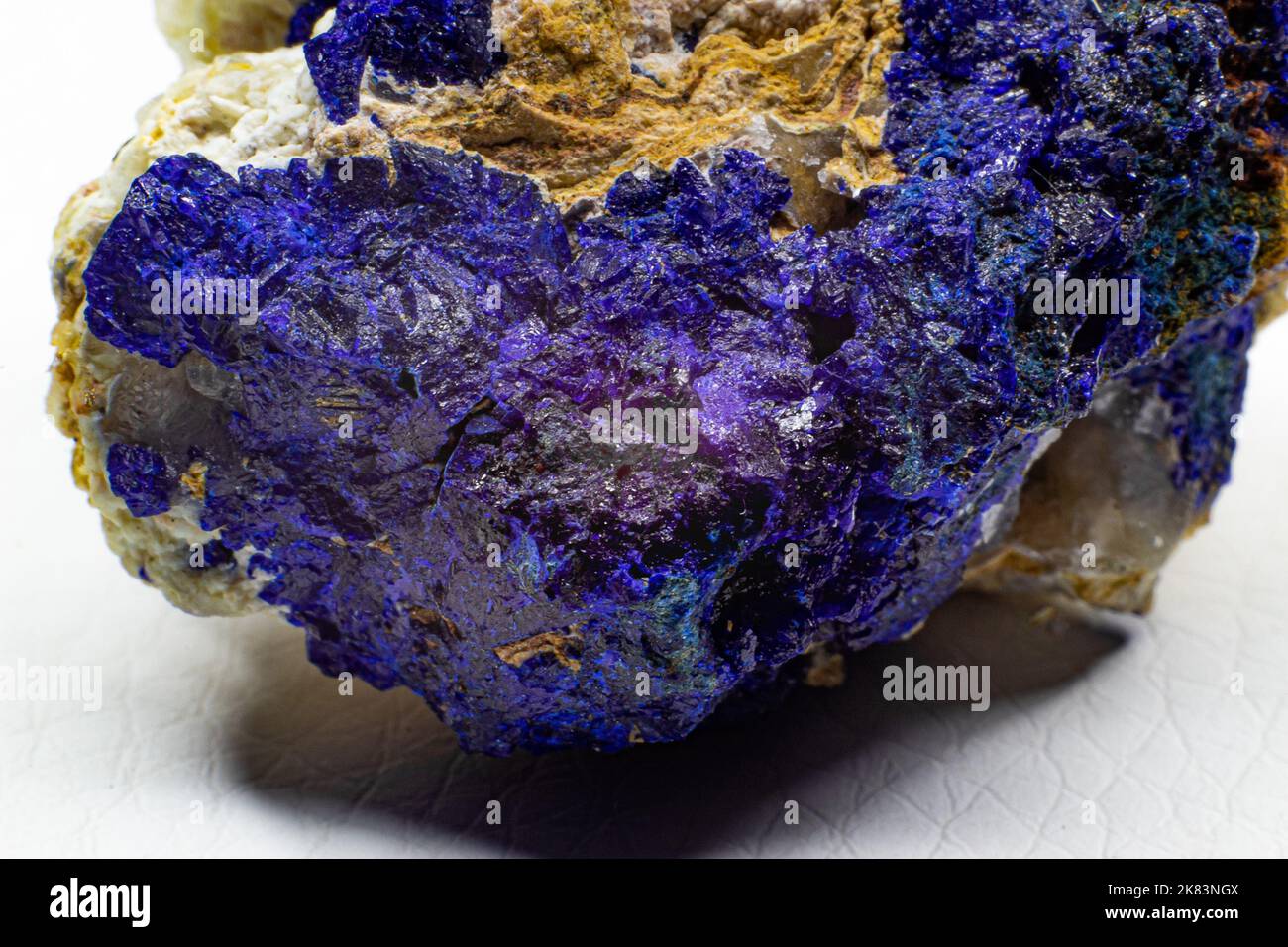 Makroblauer Azurit-Cluster auf weißem Matrix isolierter Kristall auf schwarzem Hintergrund Stockfoto