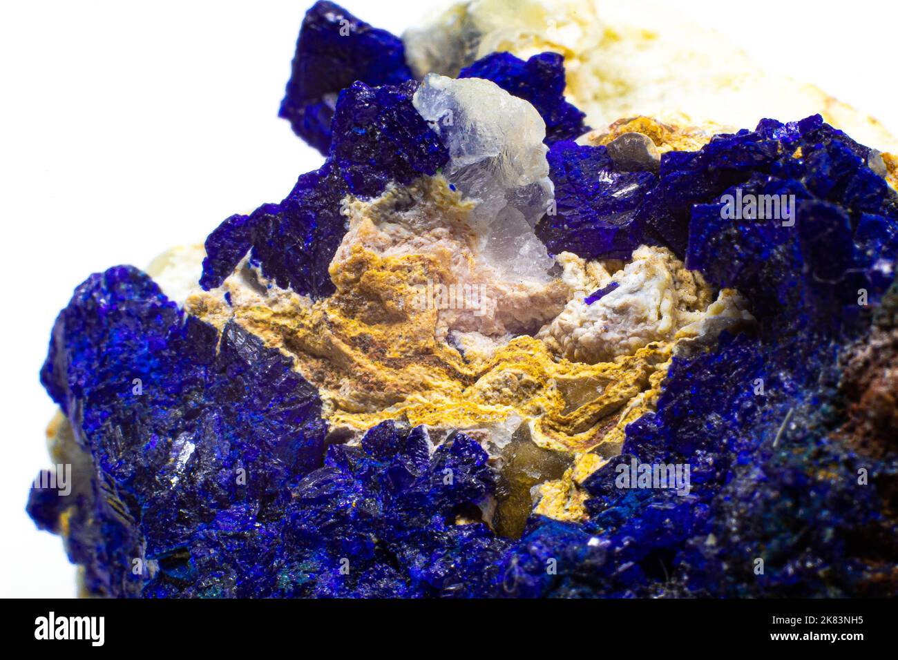 Makroblauer Azurit-Cluster auf weißem Matrix isolierter Kristall auf schwarzem Hintergrund Stockfoto